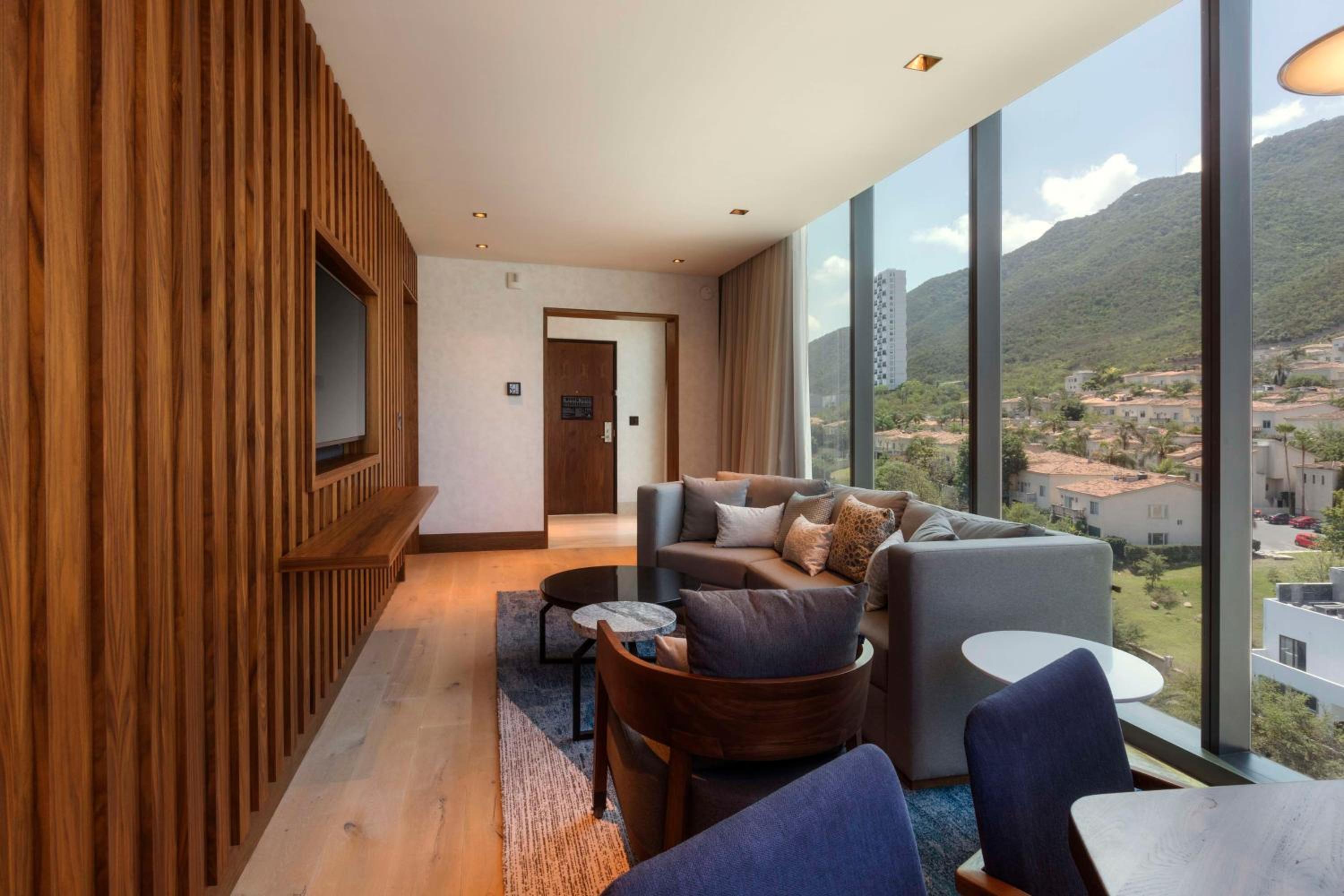 King Suite with Club Access - Photo 2