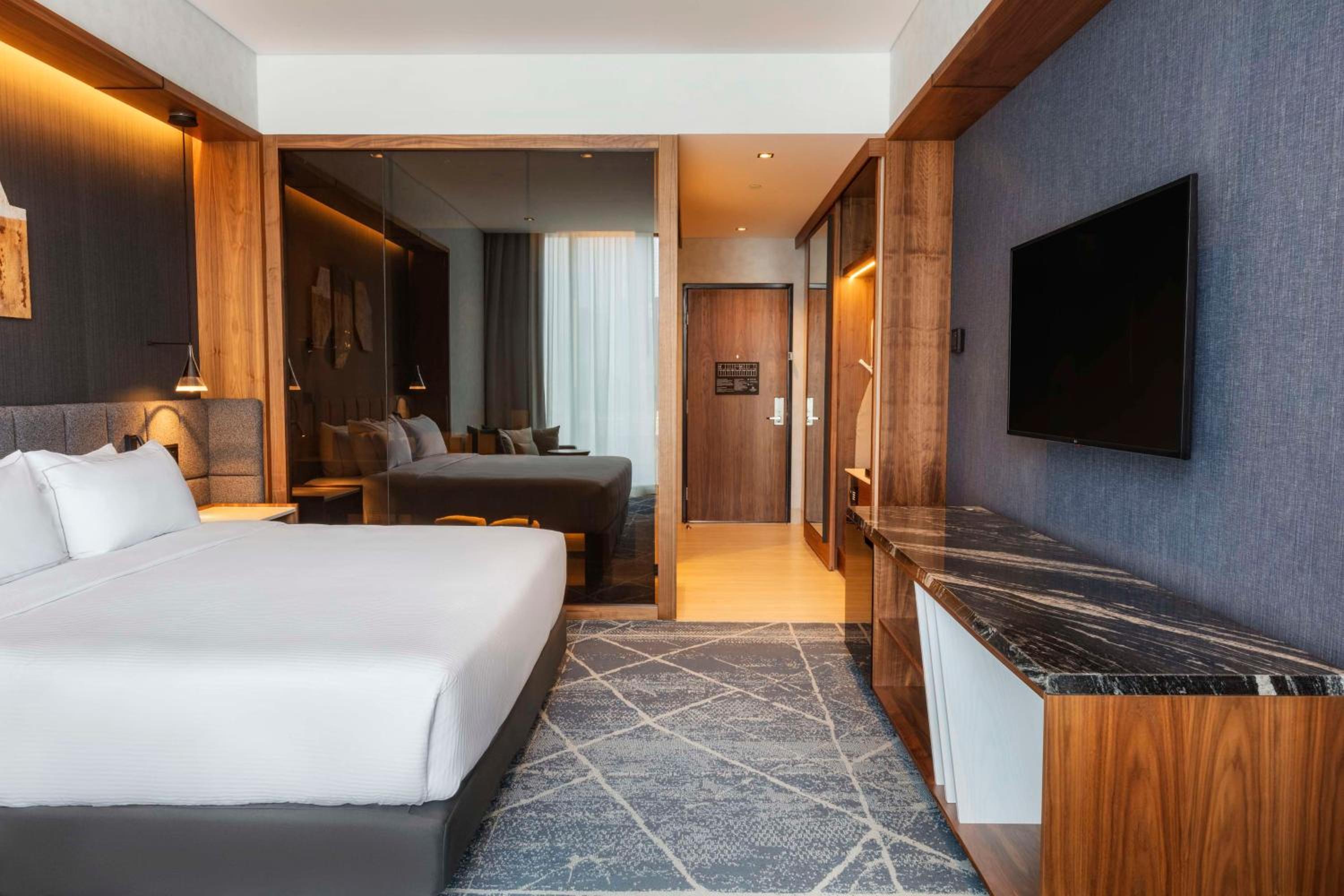 Deluxe King Room - Photo 2