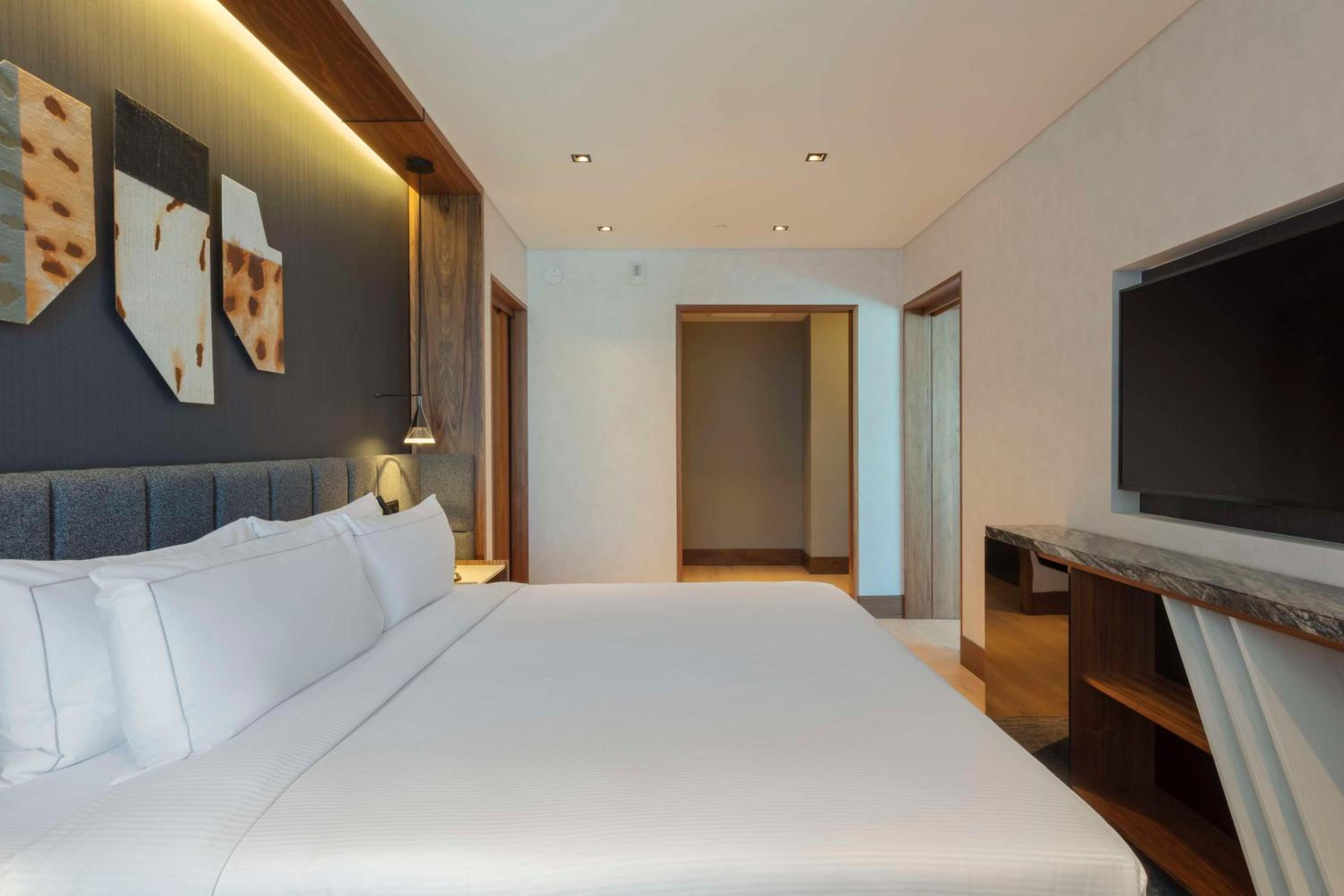 King Suite with Club Access - Photo 3