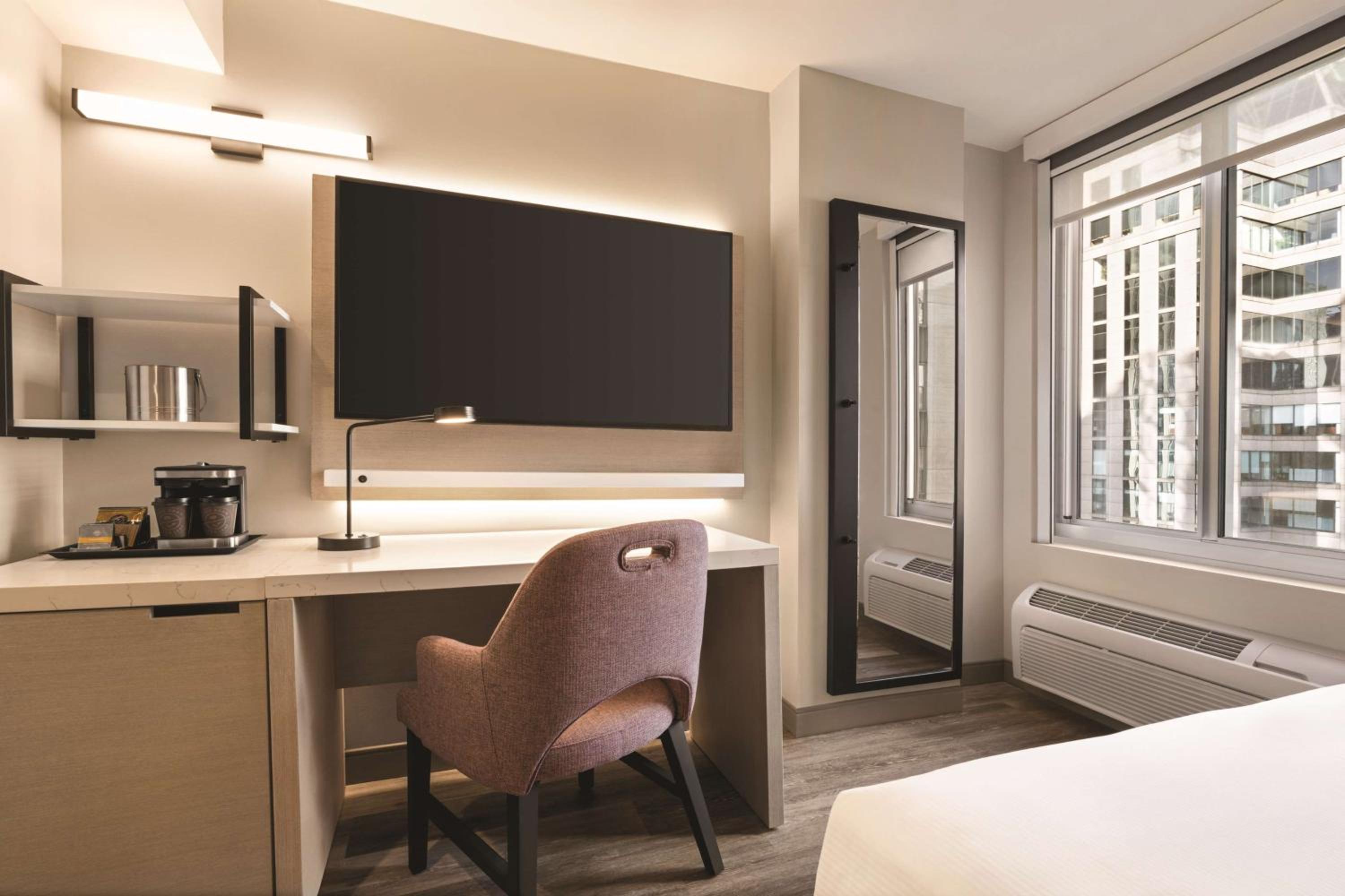 Queen Room with Partial Landmark View photo 1