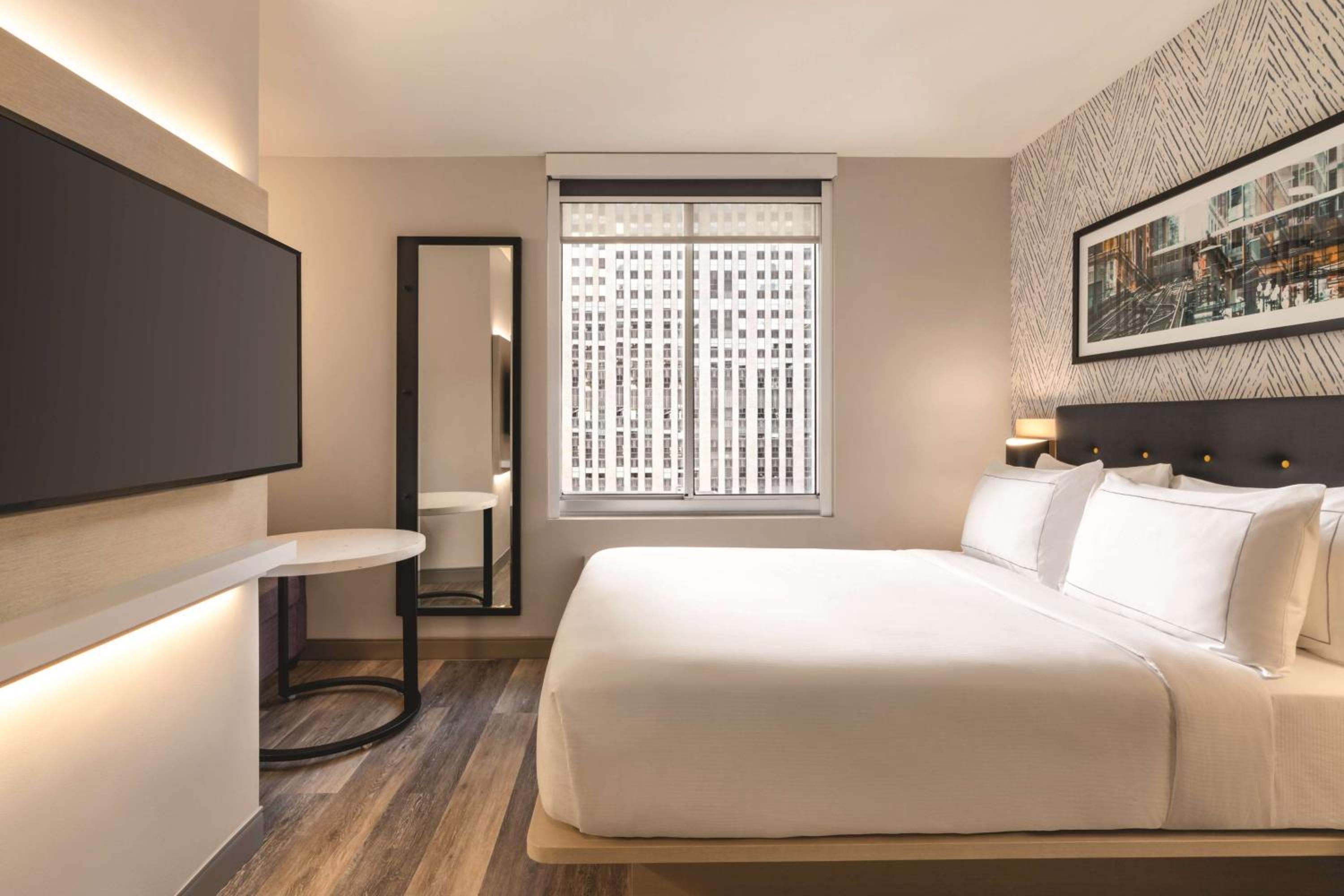 Queen Room with Balcony - City View photo 1