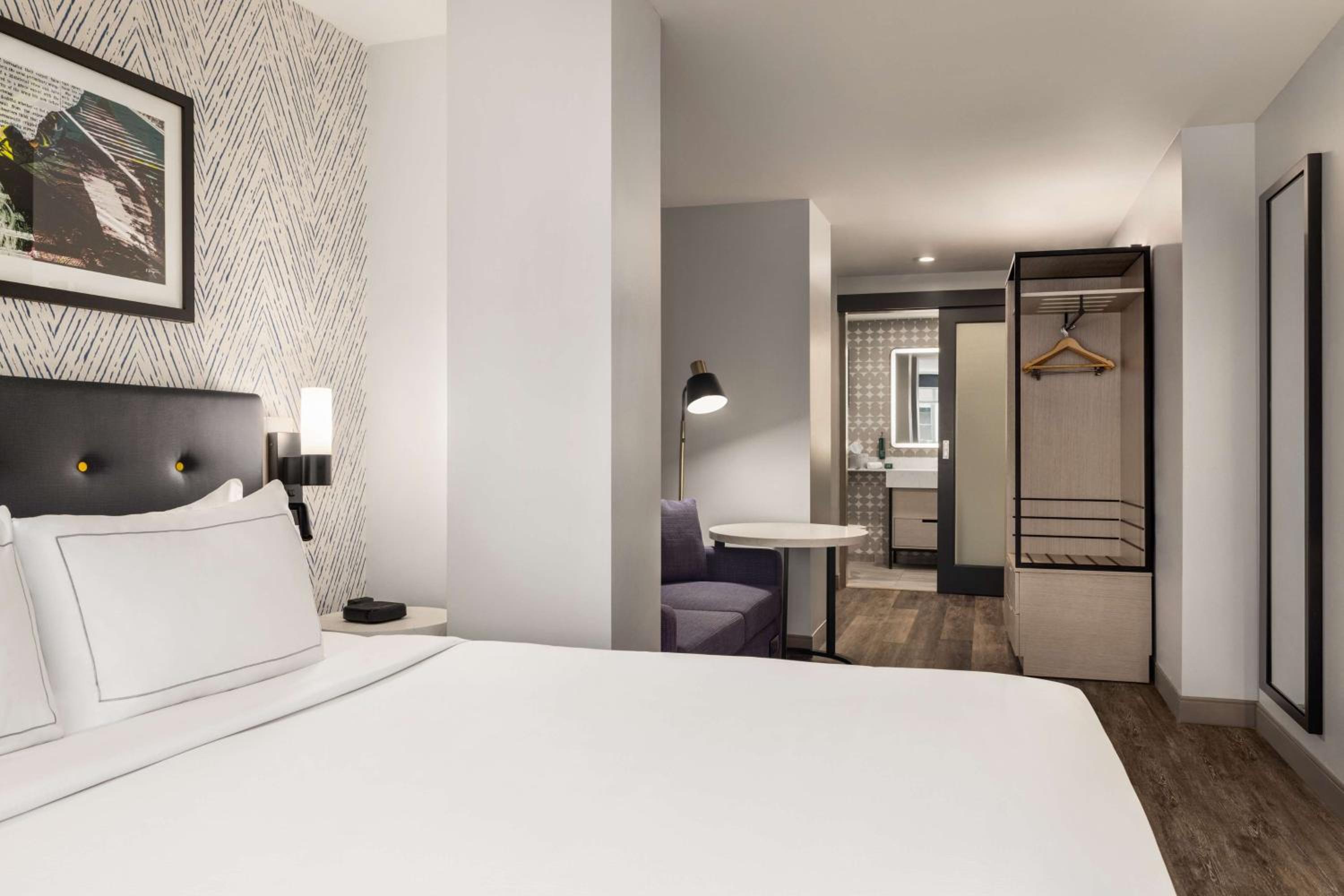 King Studio Suite With Roll-In Shower - Mobility Access photo 3