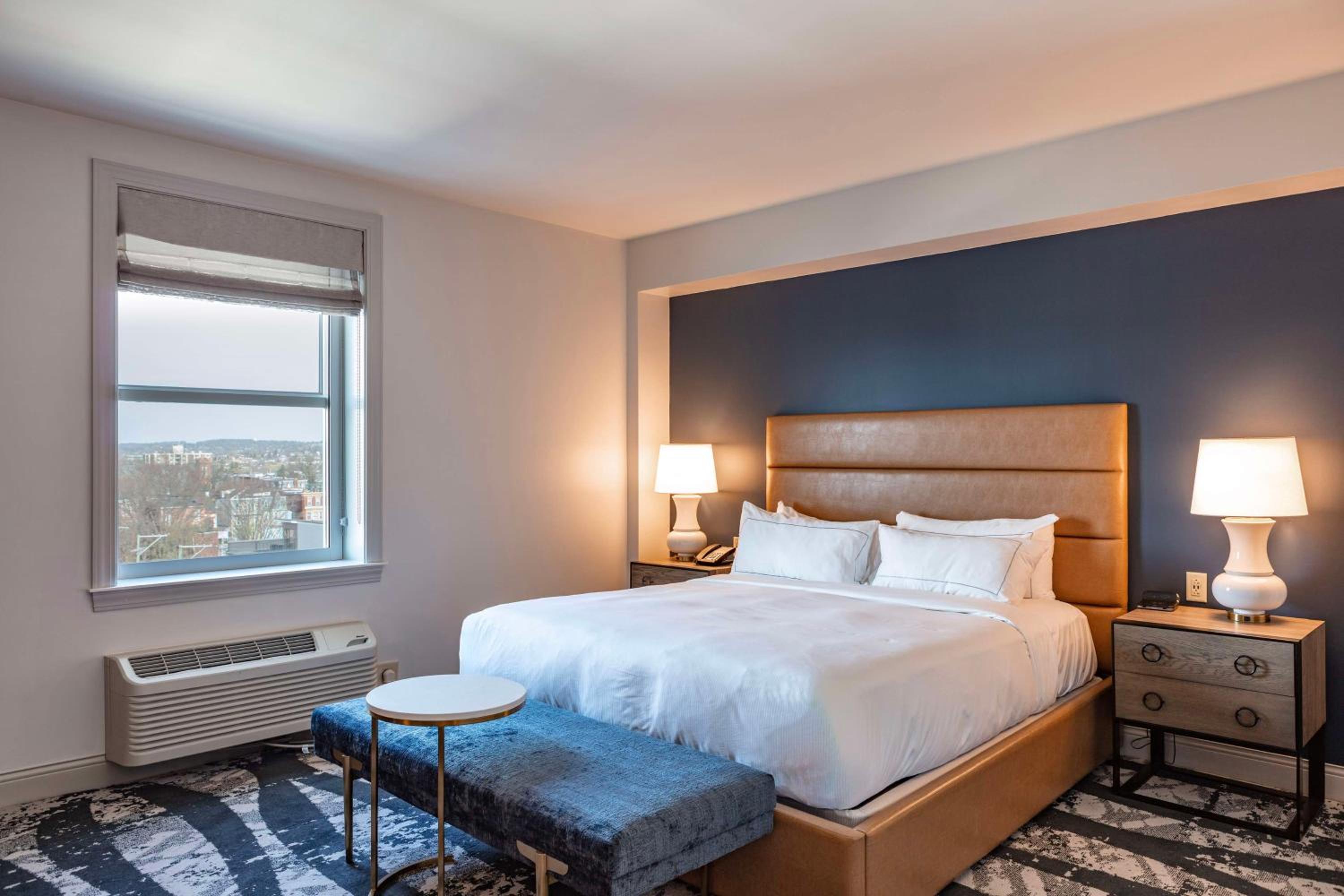 Deluxe King Room - Photo 1