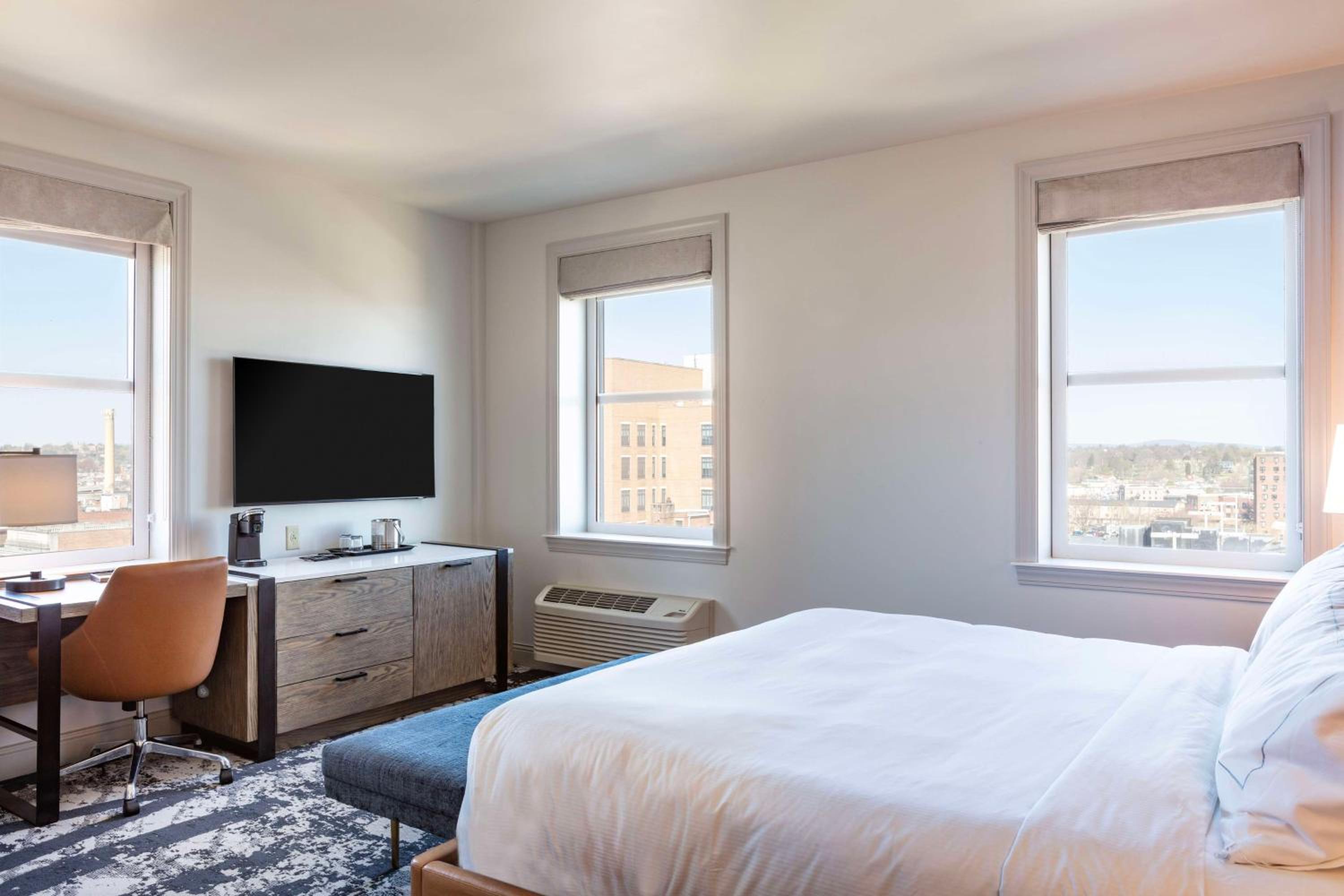 Corner King Room - Photo 1