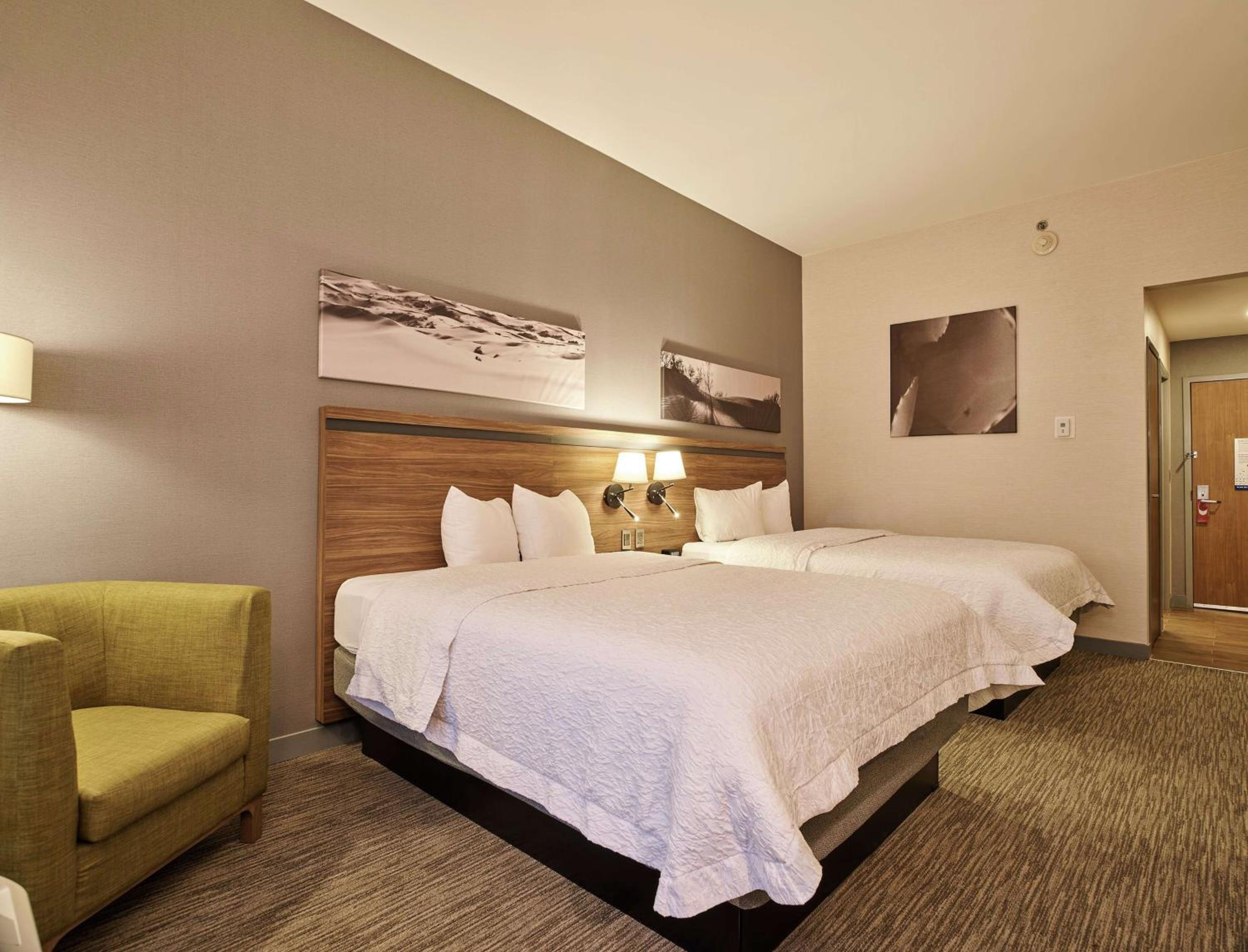 Queen Room with Two Queen Beds - Non-Smoking - Photo 8