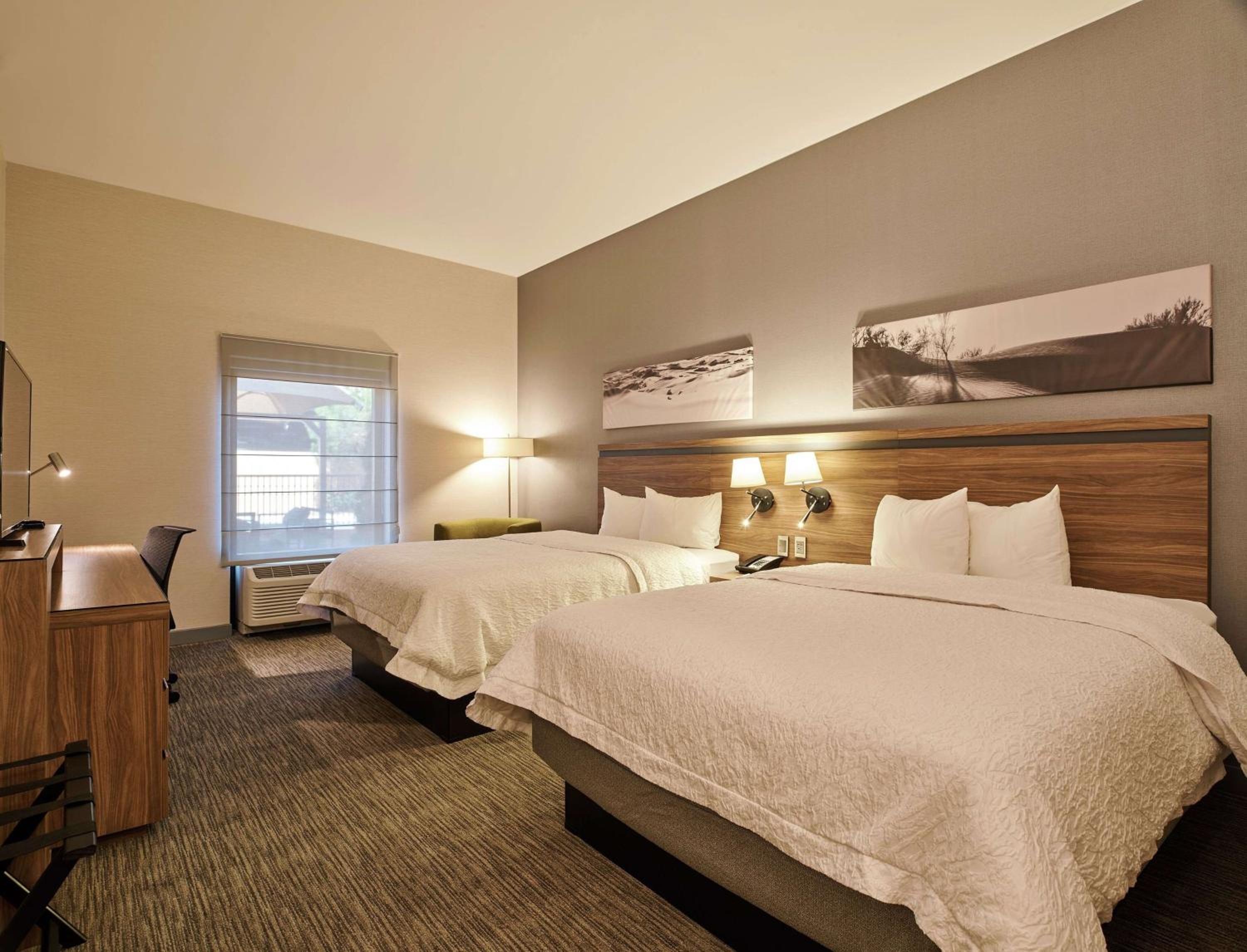Queen Room with Two Queen Beds - Non-Smoking - Photo 7