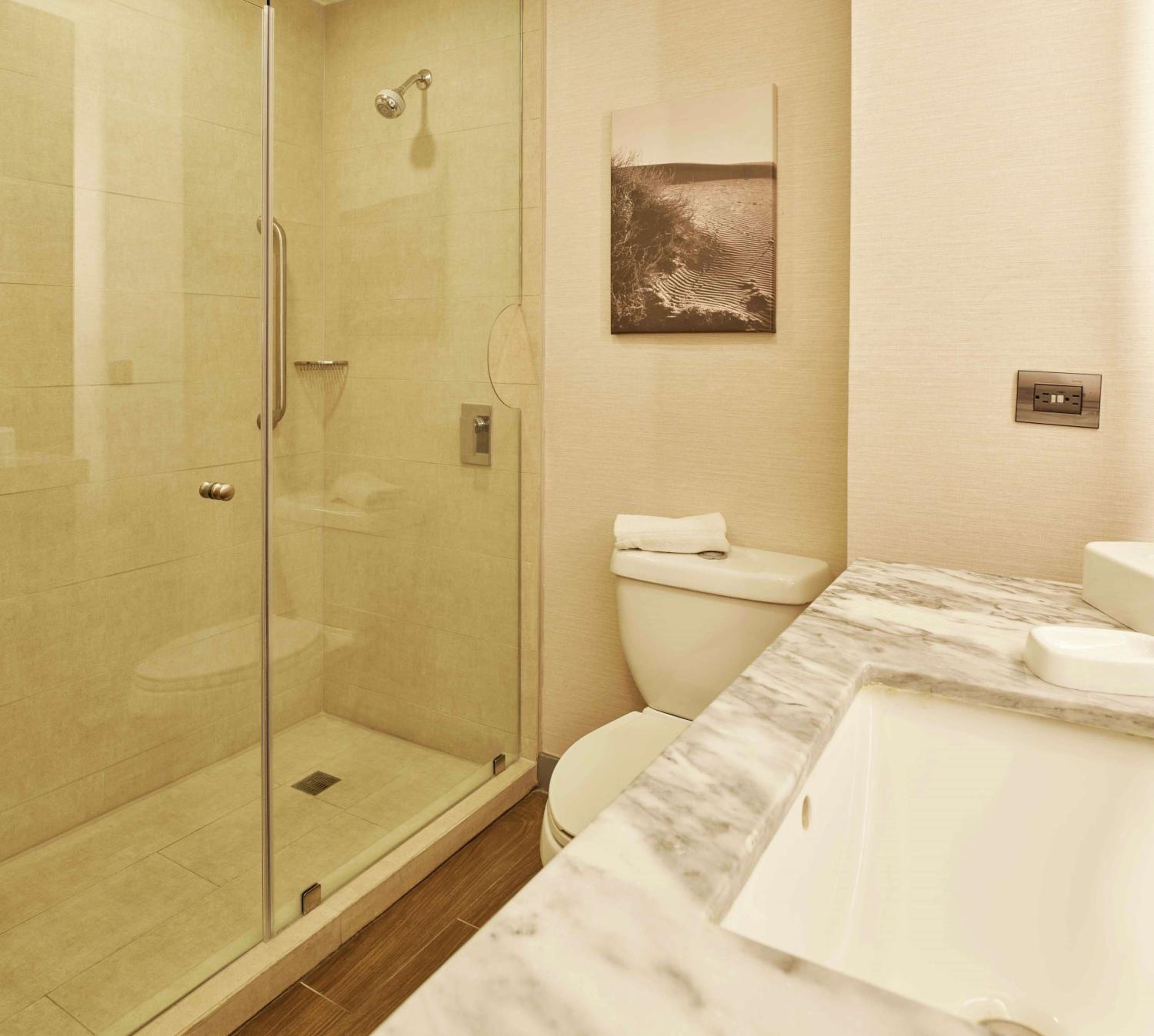 Queen Room with Two Queen Beds - Non-Smoking - Photo 3