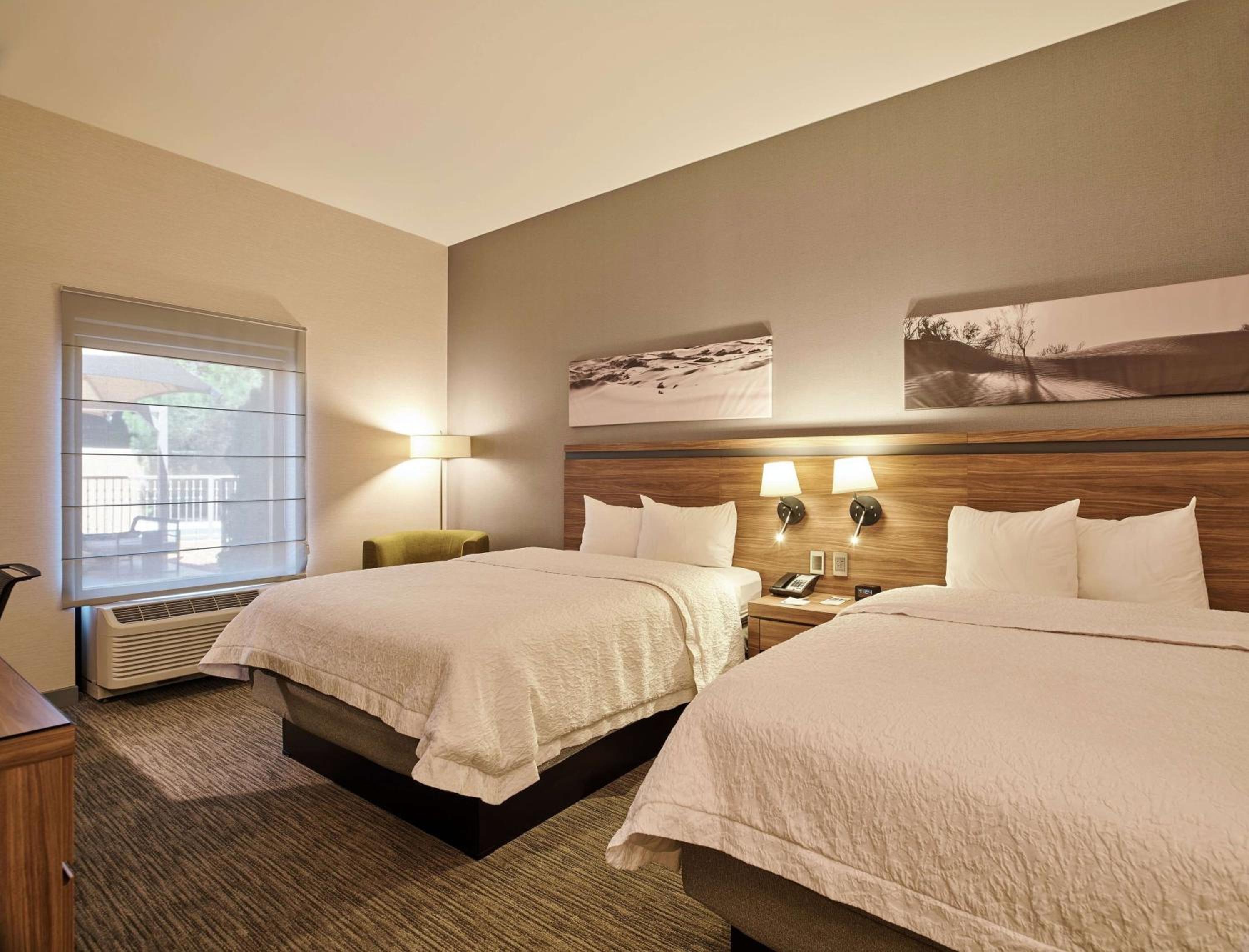 Queen Room with Two Queen Beds - Non-Smoking - Photo 6