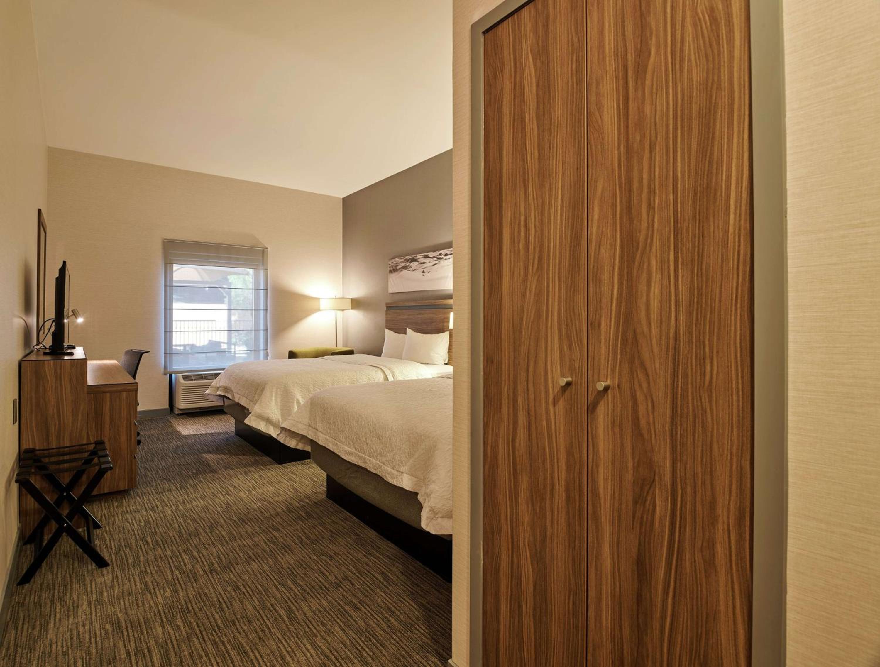 Queen Room with Two Queen Beds - Non-Smoking - Photo 5
