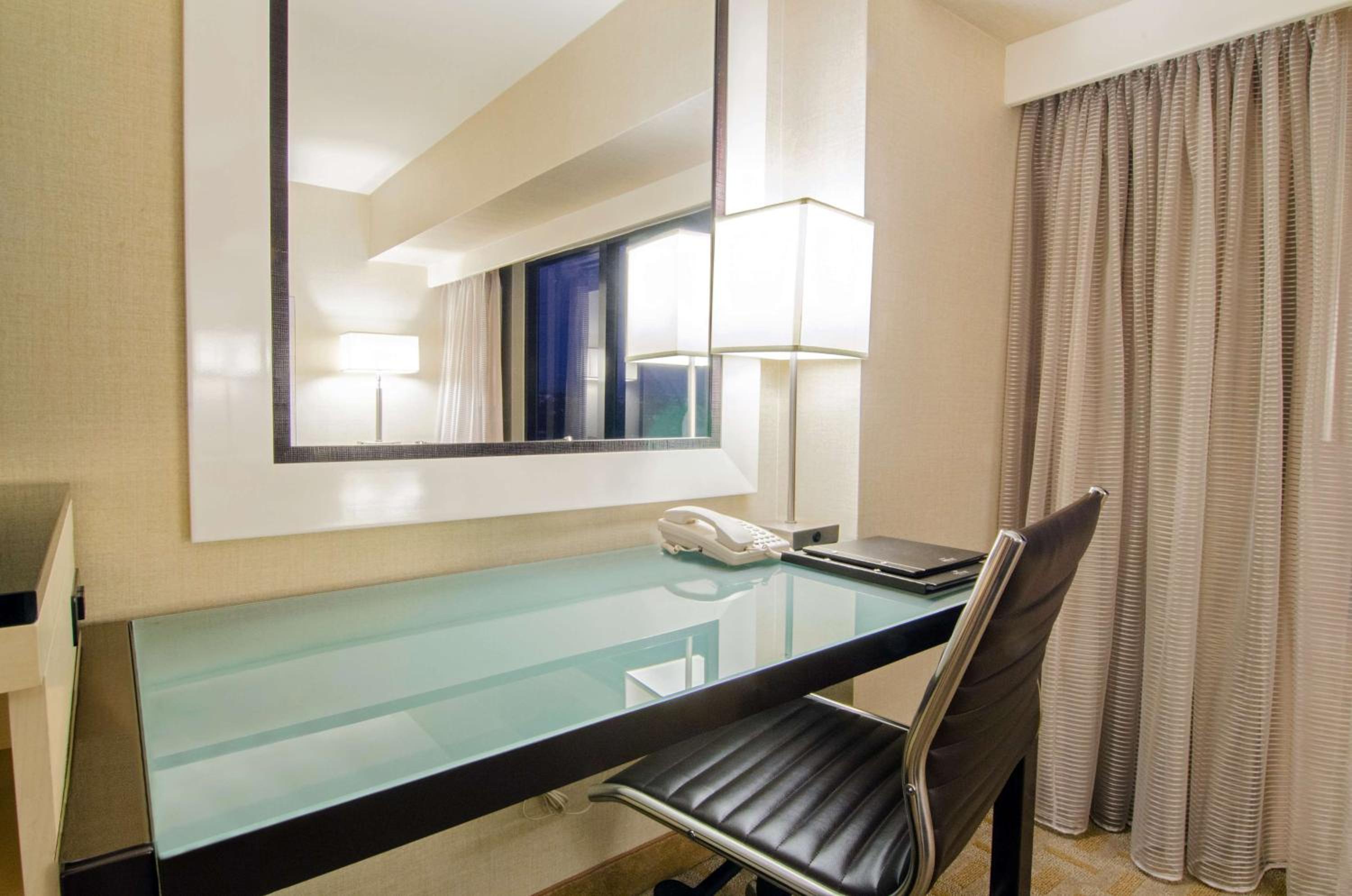 King Room with Tub - Mobility and Hearing Access photo 3