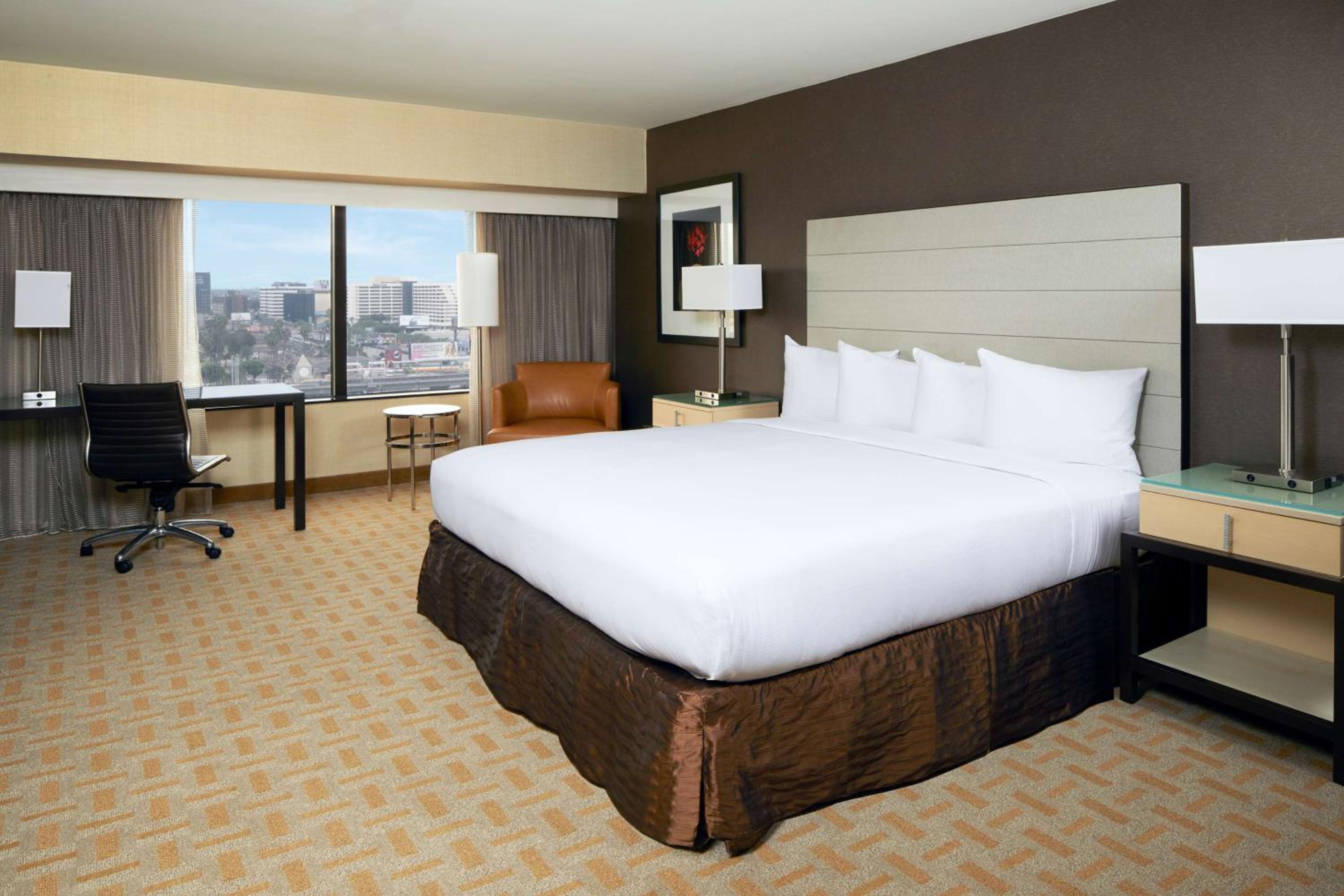 King Room with Tub - Mobility and Hearing Access photo 1