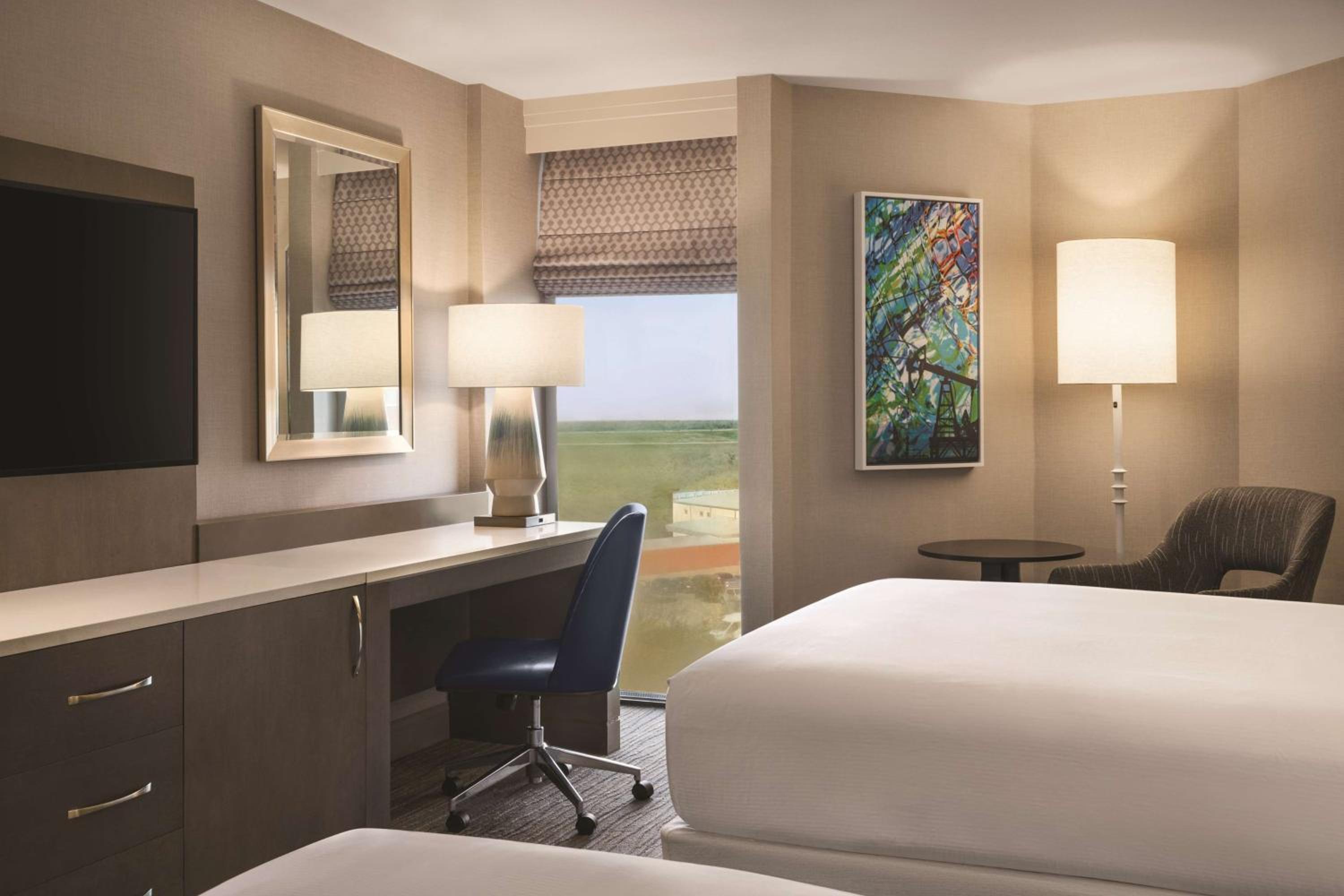 Queen Room with Two Queen Beds - Photo 4
