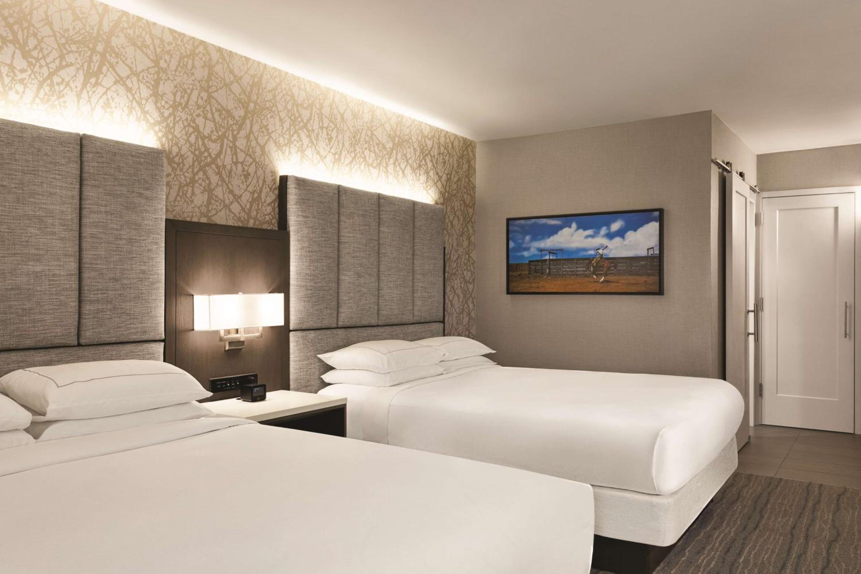 Queen Room with Two Queen Beds - Photo 2