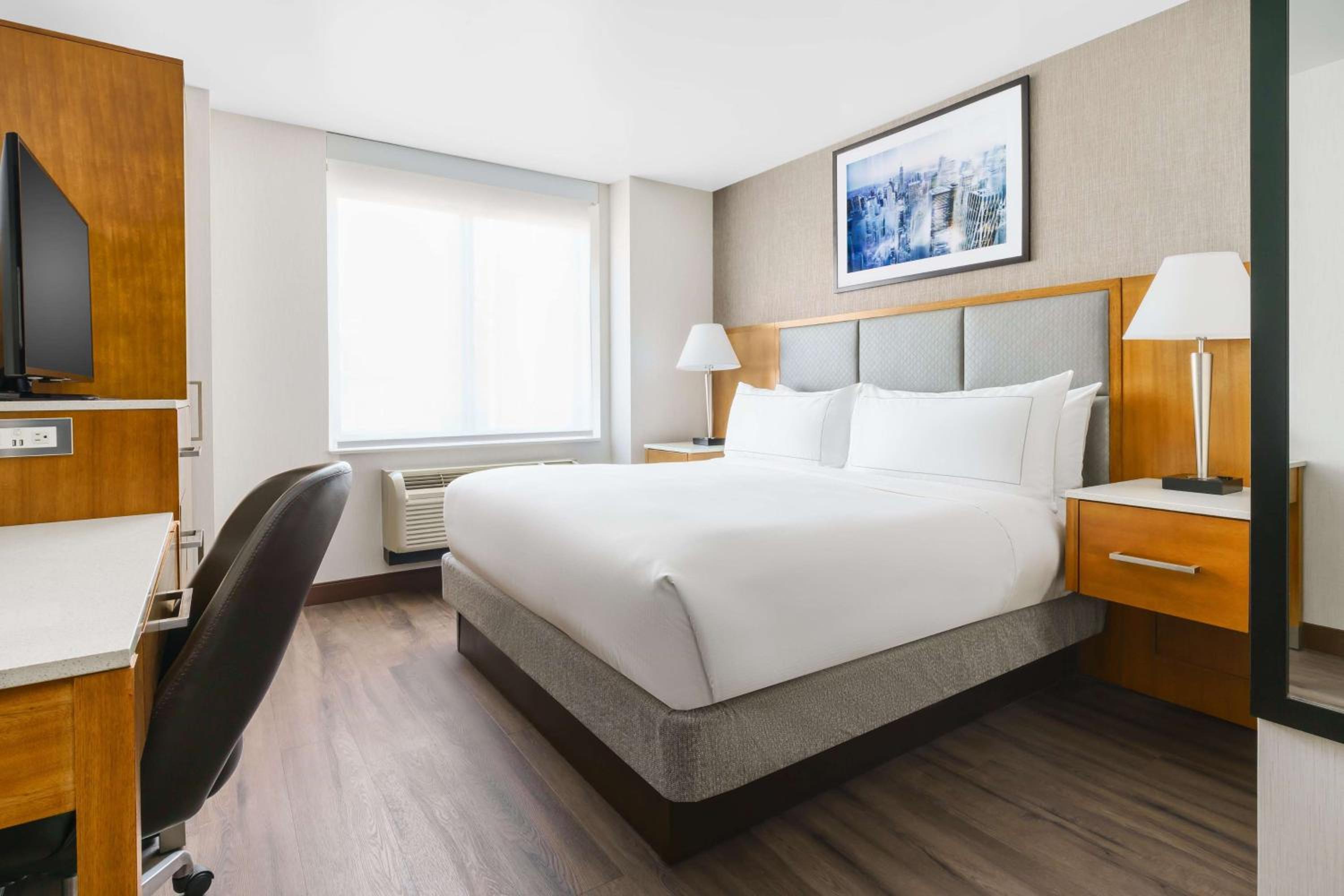One-Bedroom King Suite with Sofa Bed - Non-Smoking photo 3