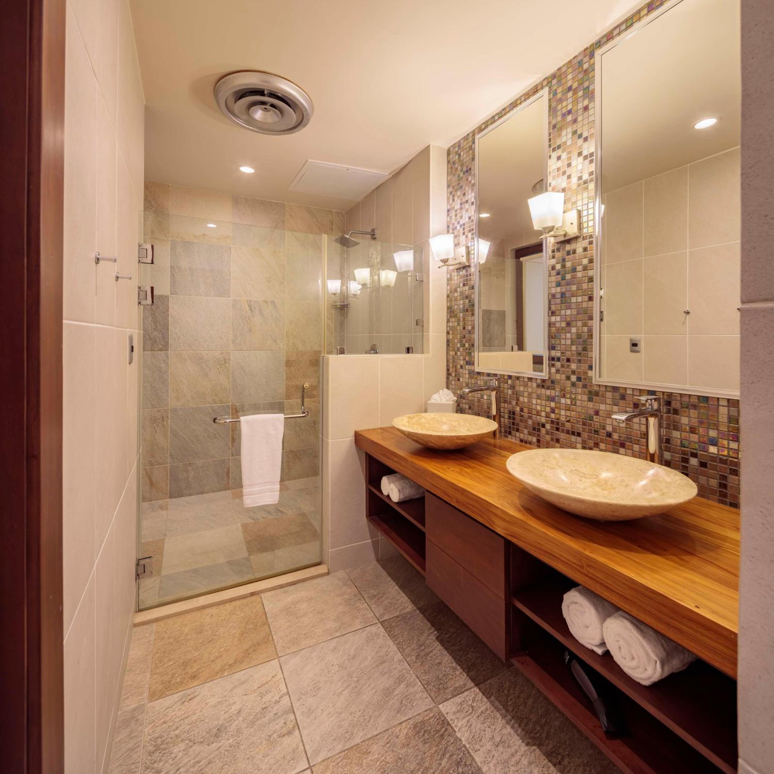 Oceanfront Junior Suite with Two Queen Beds photo 3