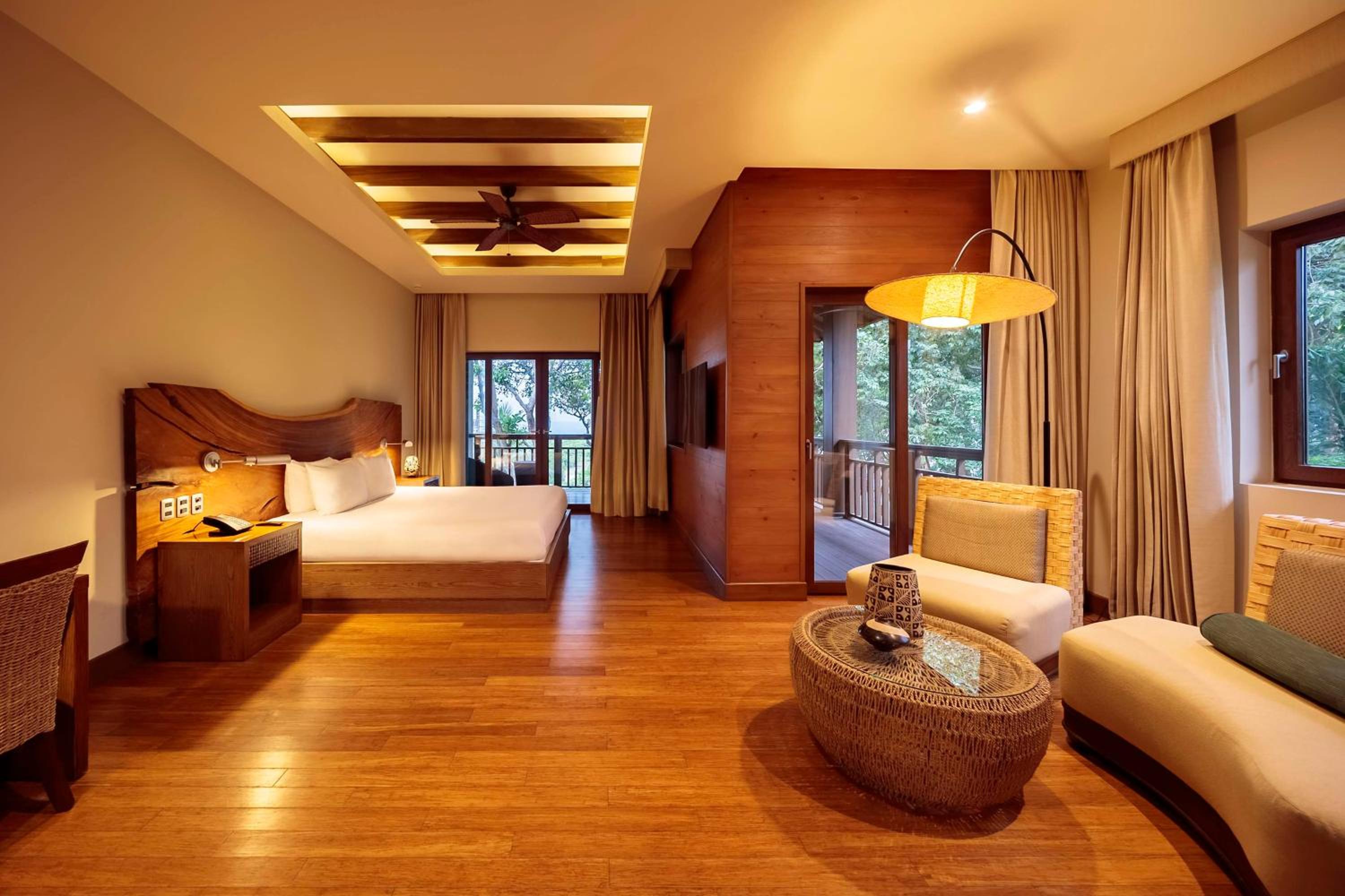 Oceanfront Junior King Suite