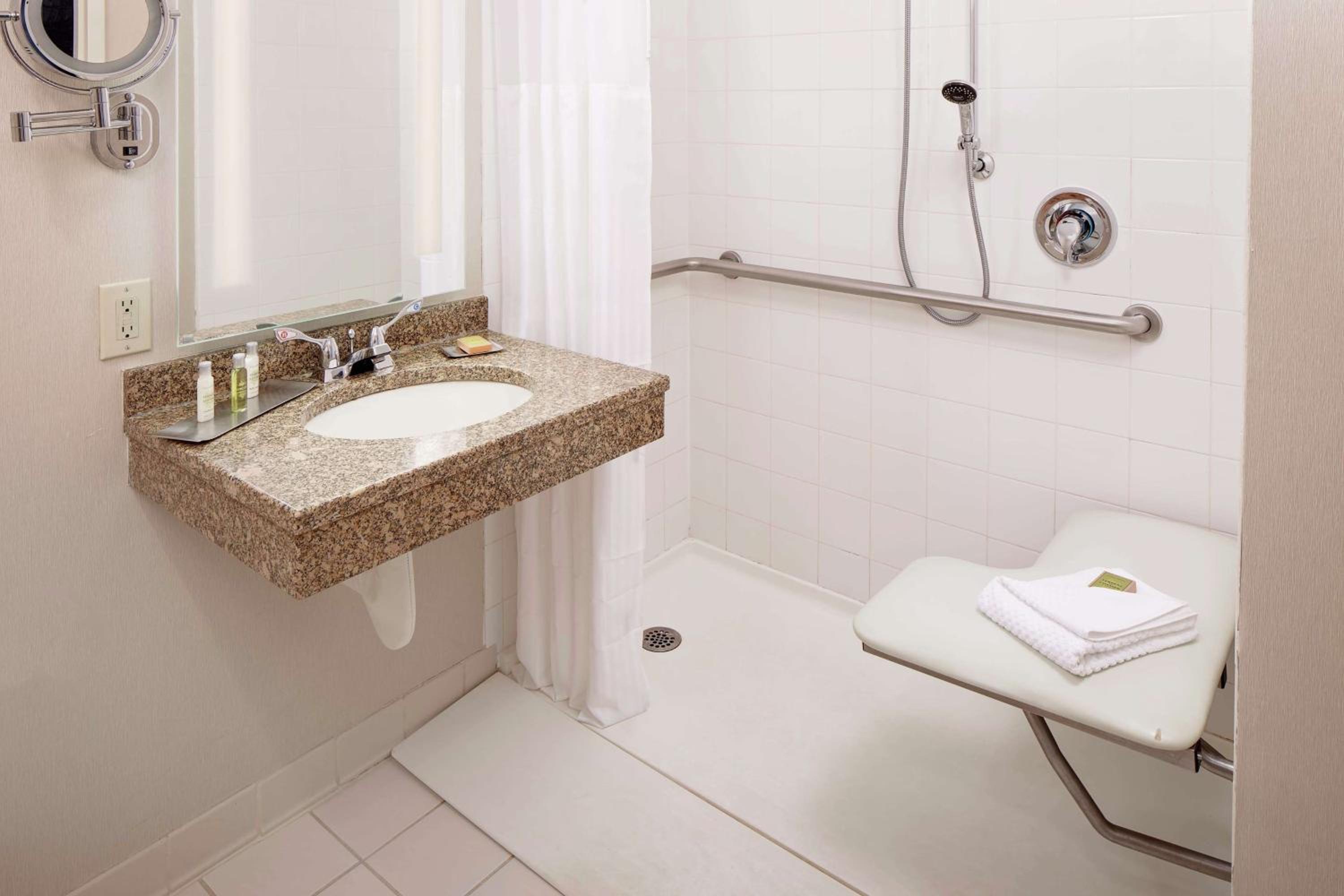 Queen Guest Room - Mobility Accessible - Photo 4