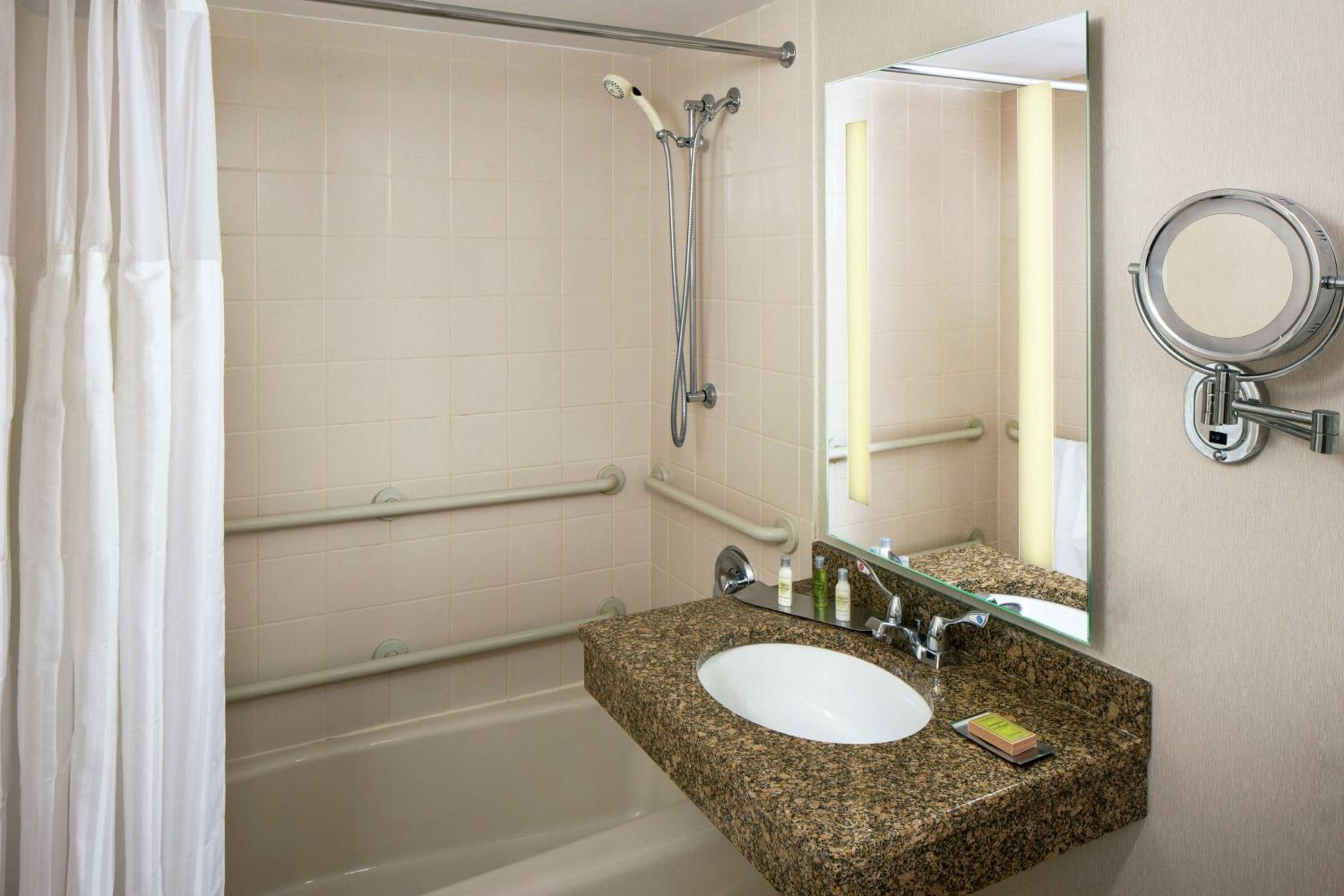 King Room - Hearing Access - Photo 3