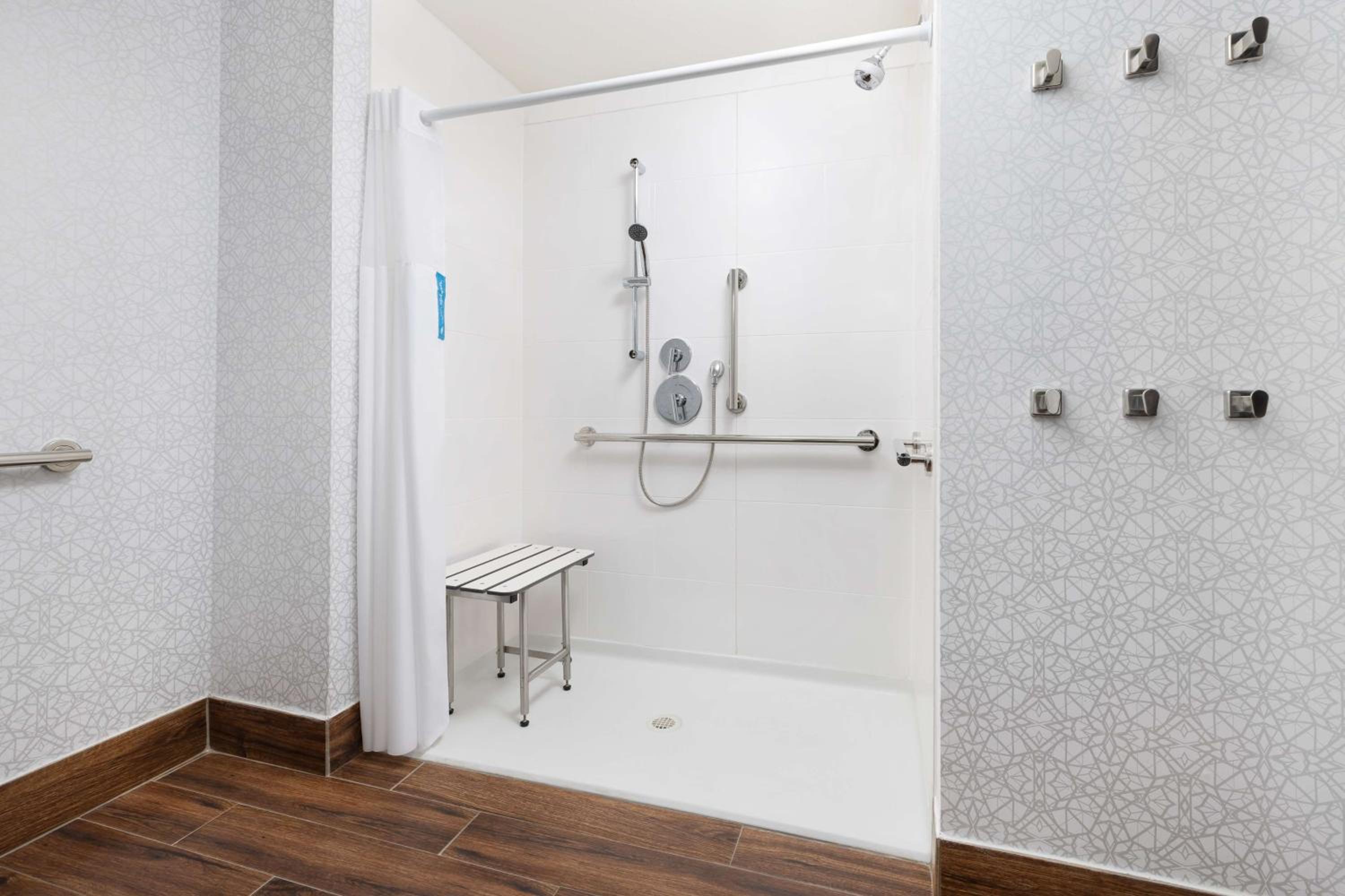 Queen Room with Two Queen Beds and Roll-In Shower - Mobility/Hearing Access - Non-Smoking - Photo 4