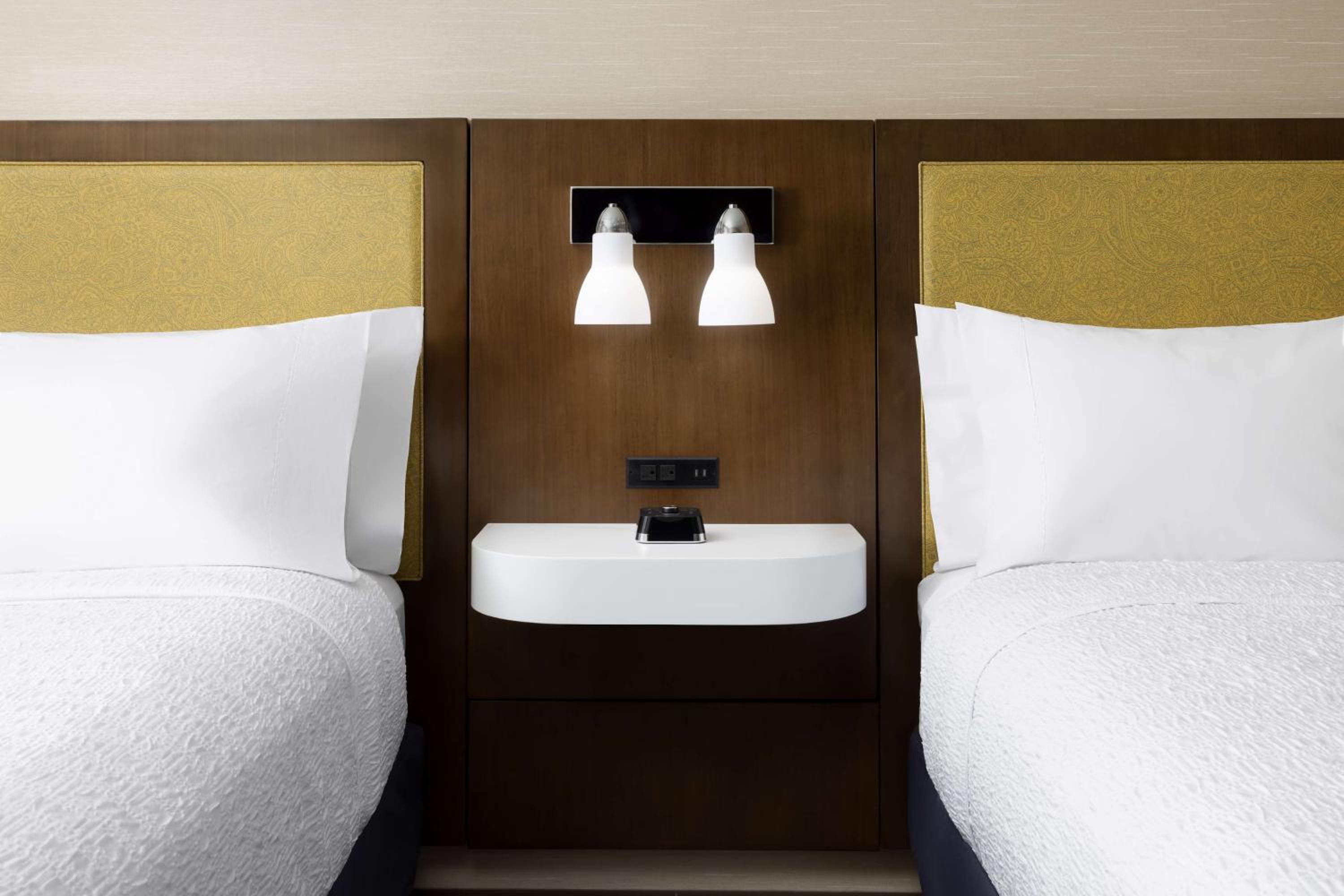 Queen Room with Two Queen Beds - Non-Smoking - Photo 4