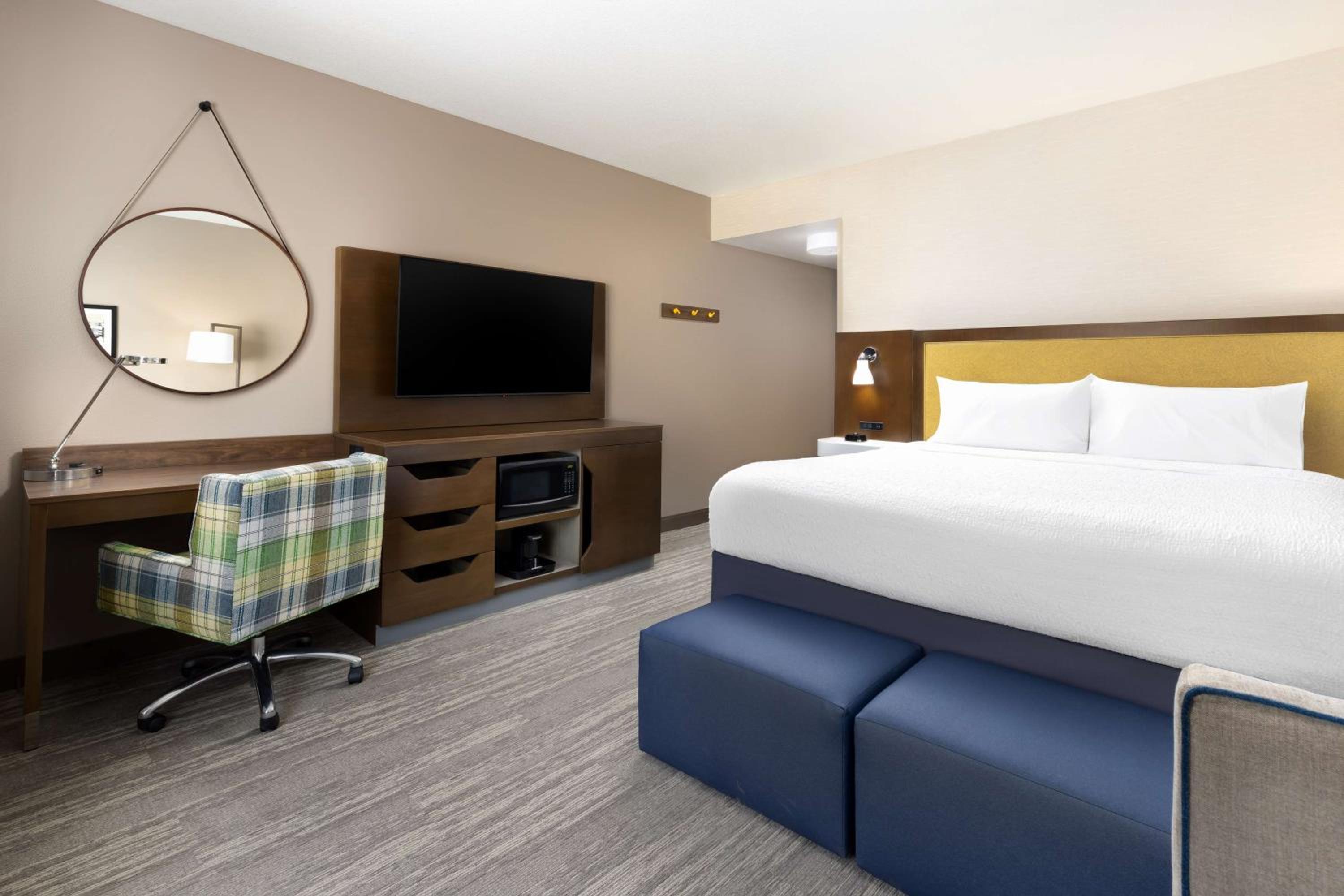 King Room - Non-Smoking - Photo 4