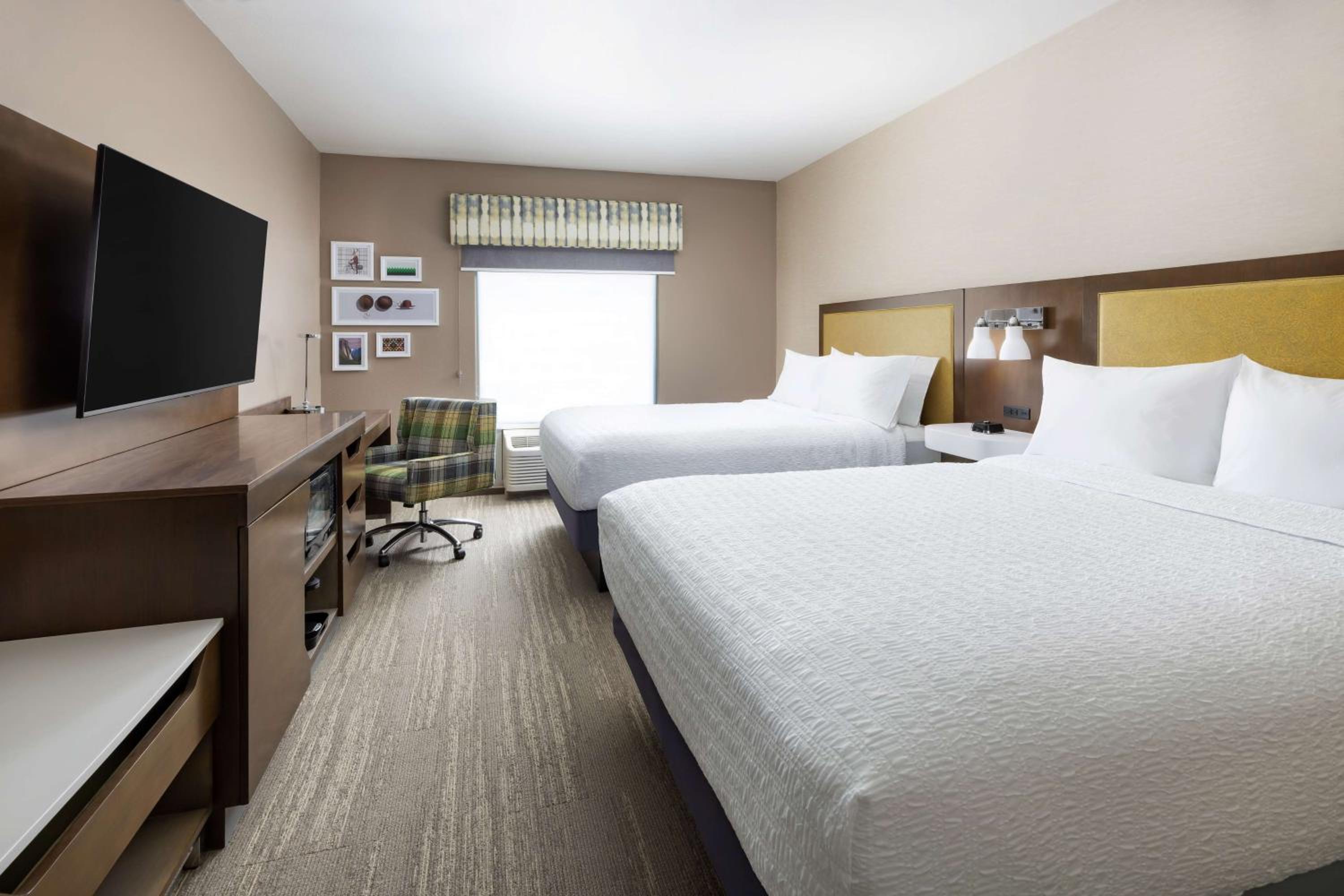 Queen Room with Two Queen Beds - Non-Smoking - Photo 2