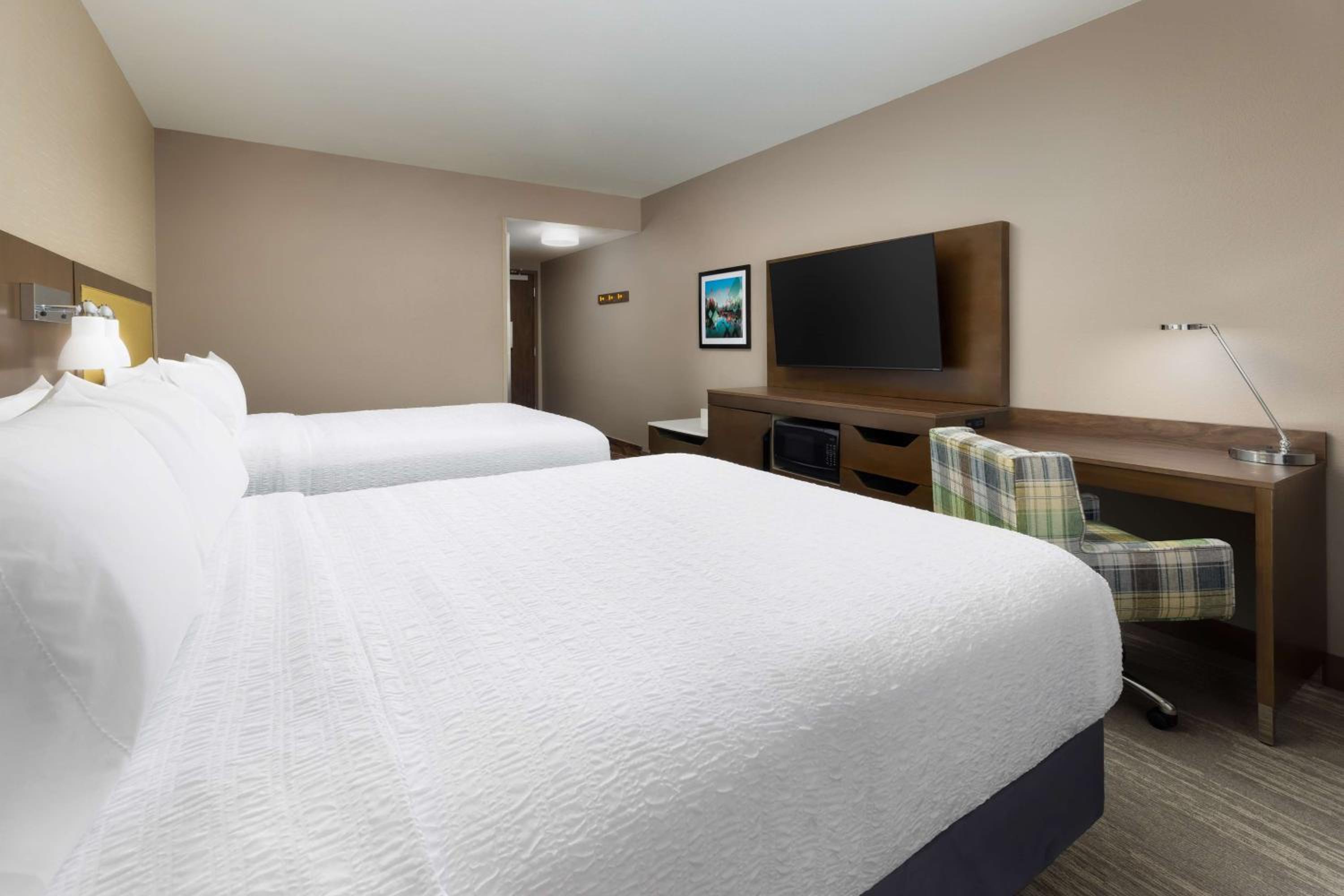 Queen Room with Two Queen Beds - Non-Smoking - Photo 5