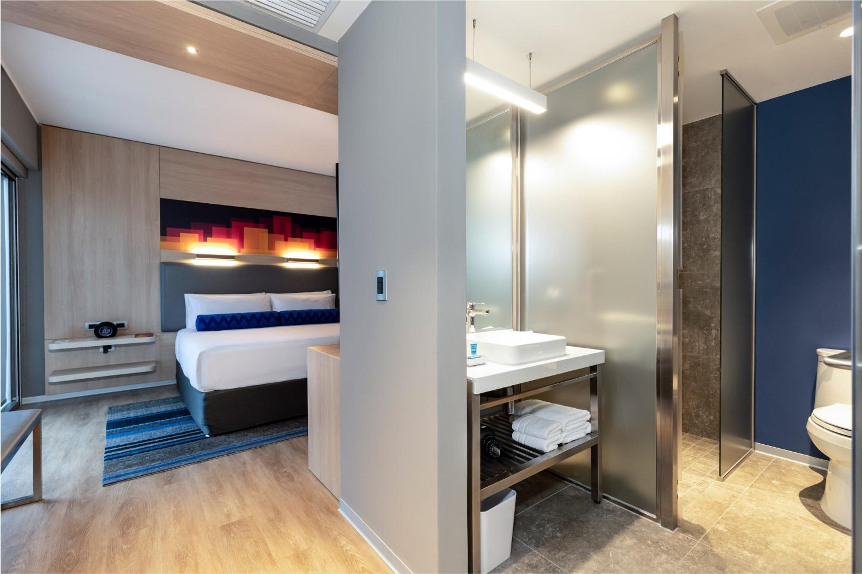 Urban Room, Guest Room, 1 King, Courtyard View photo 2