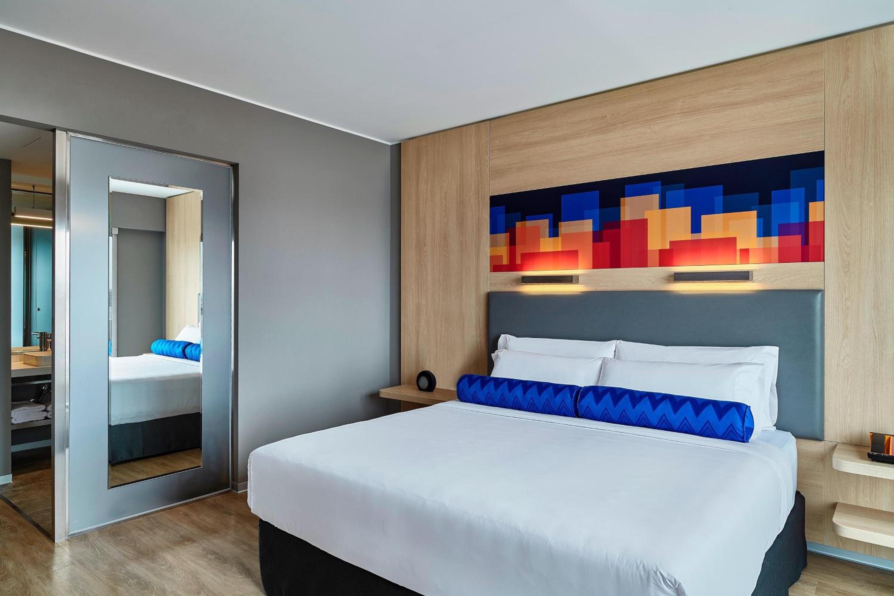 Urban Room, Guest Room, 1 King, Courtyard View photo 3