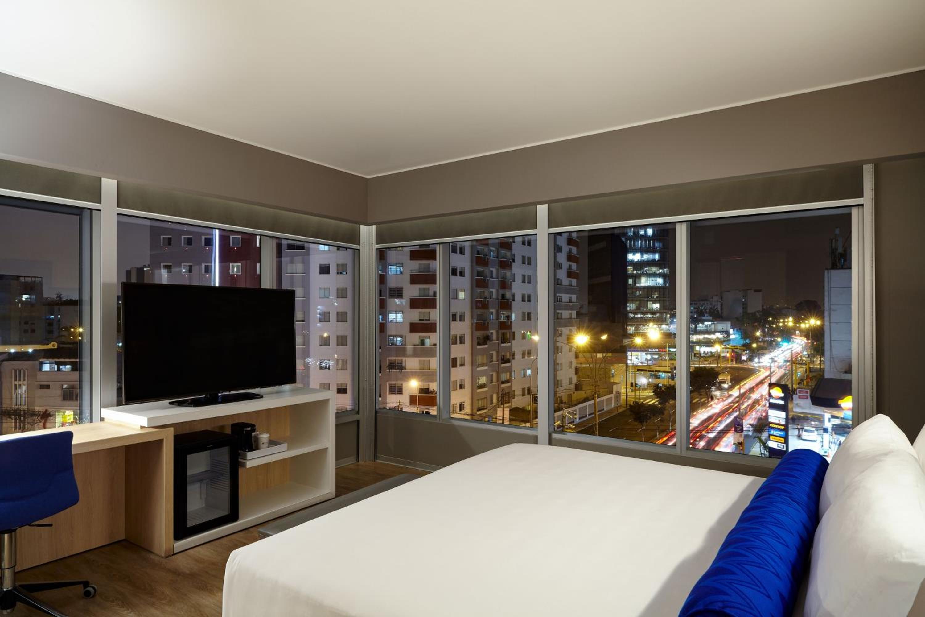 Sweet Corner, Larger Guest Room, 1 King, City View, Corner Room