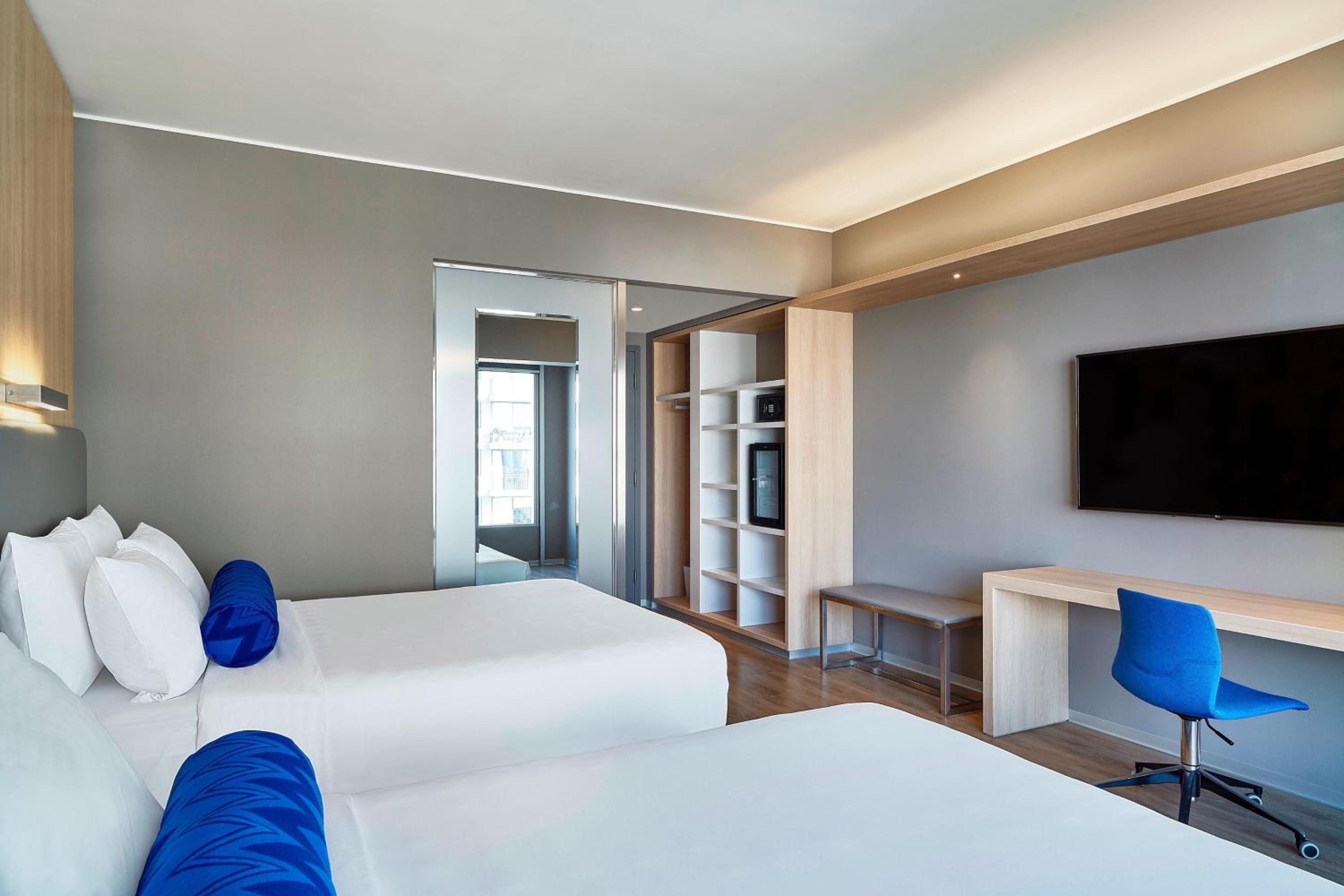 Breezy Room, Larger Guest Room, 2 Queen photo 3