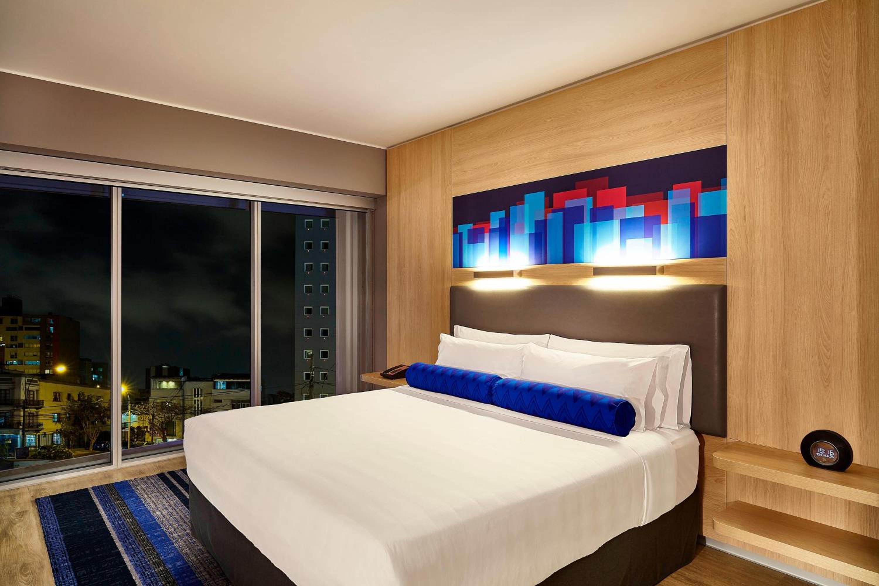 Sweet Corner, Larger Guest Room, 1 King, City View, Corner Room photo 2