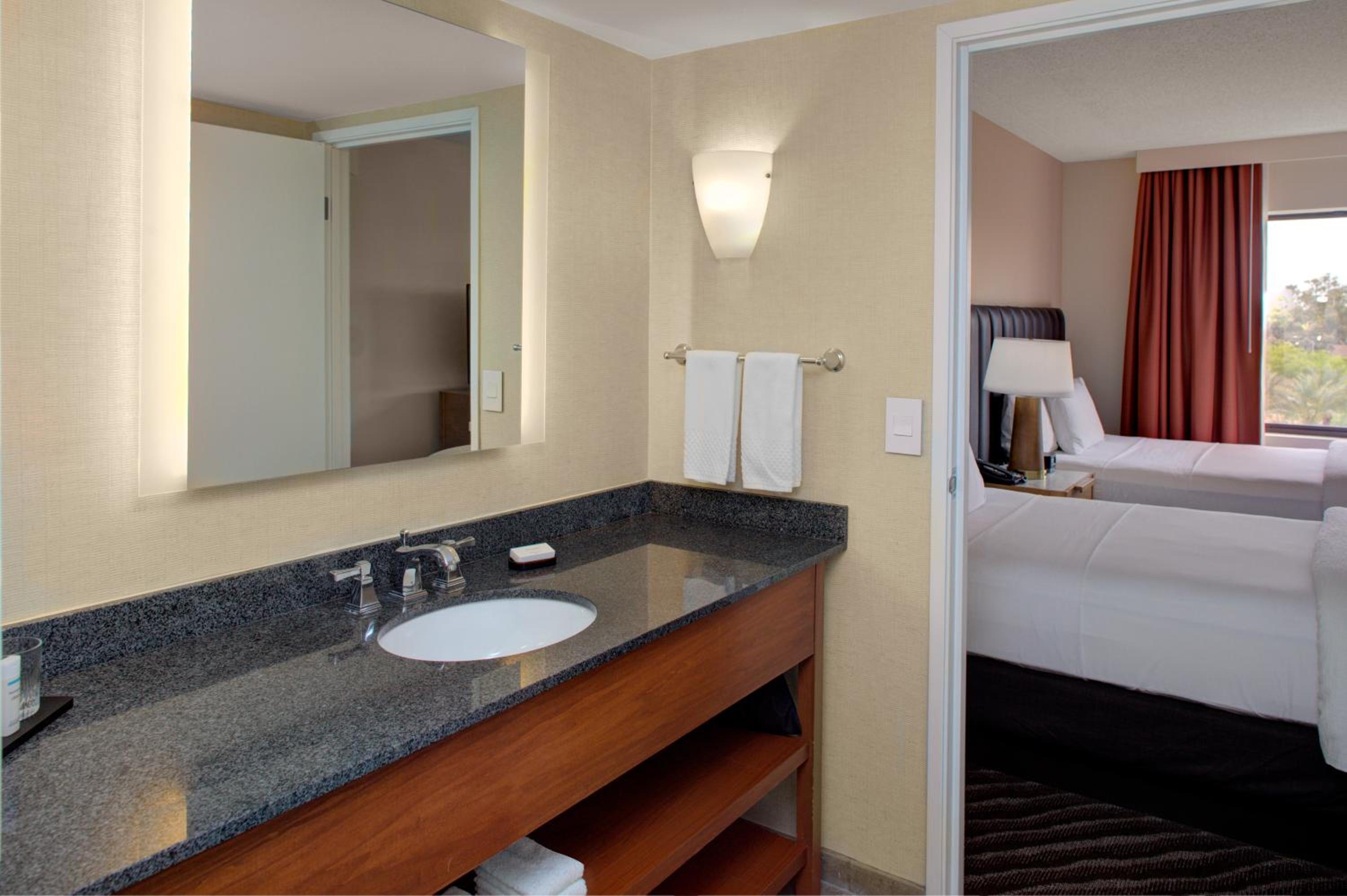 One-Bedroom King Suite with Roll-In Shower - Mobility Access/Non-Smoking - Photo 4