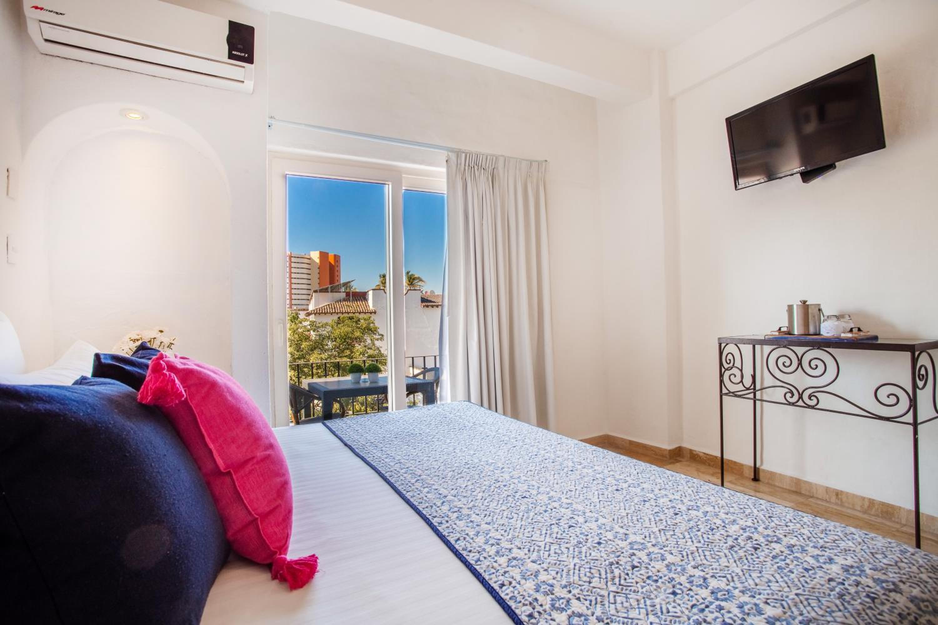 Quadruple Room with Balcony photo 3