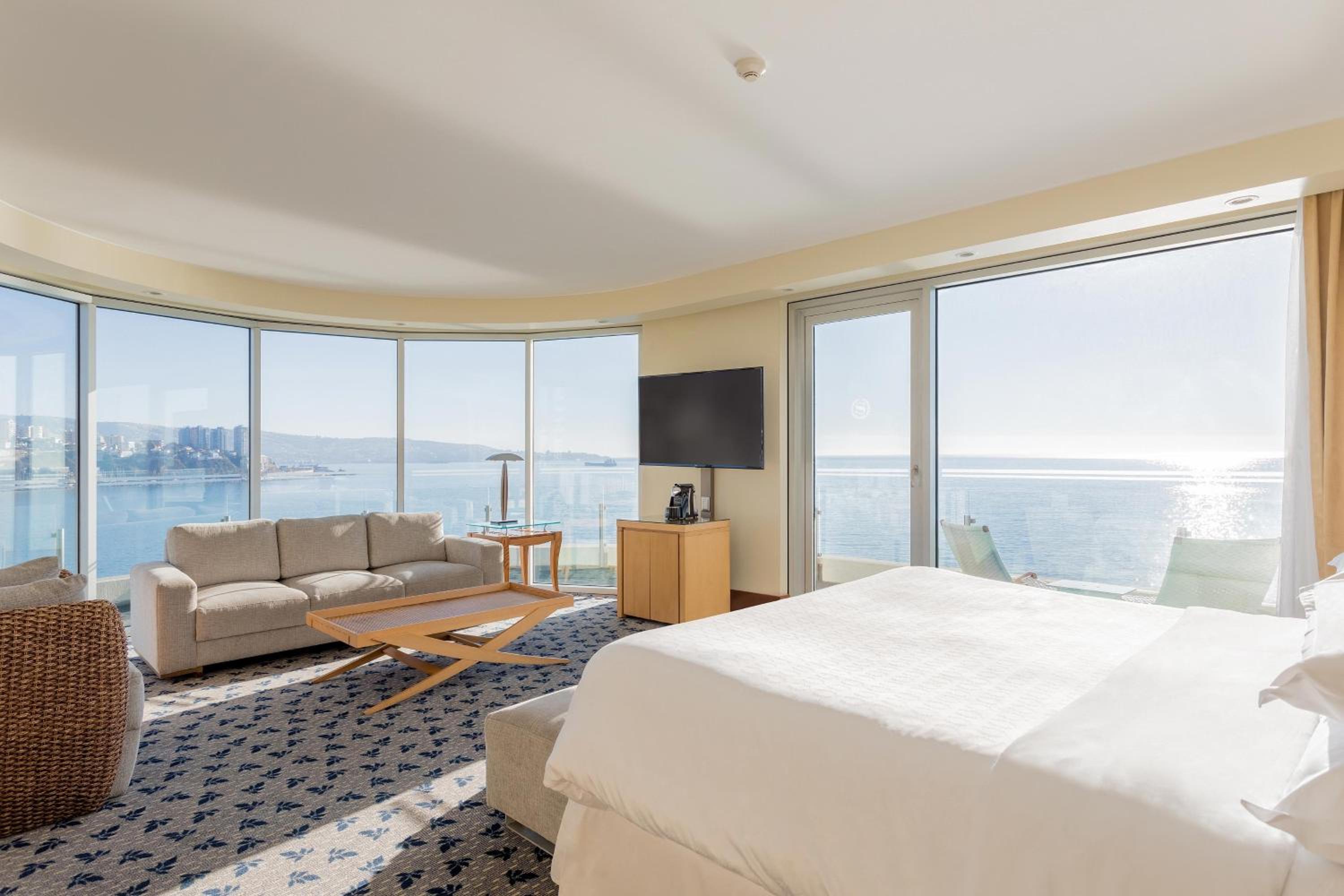 Suite, Executive Suite, 1 King, Ocean view photo 3