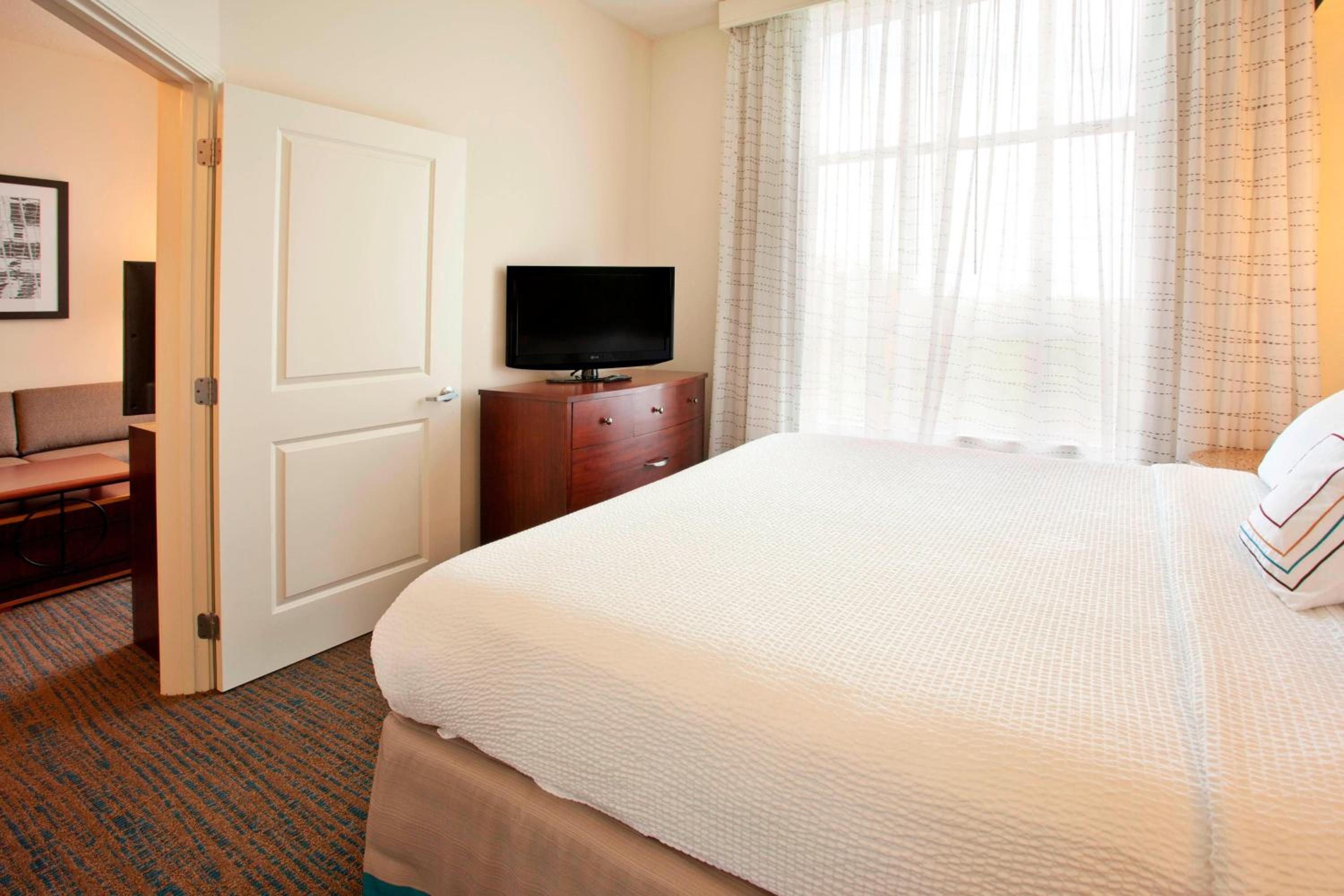 One-Bedroom Suite - Photo 6