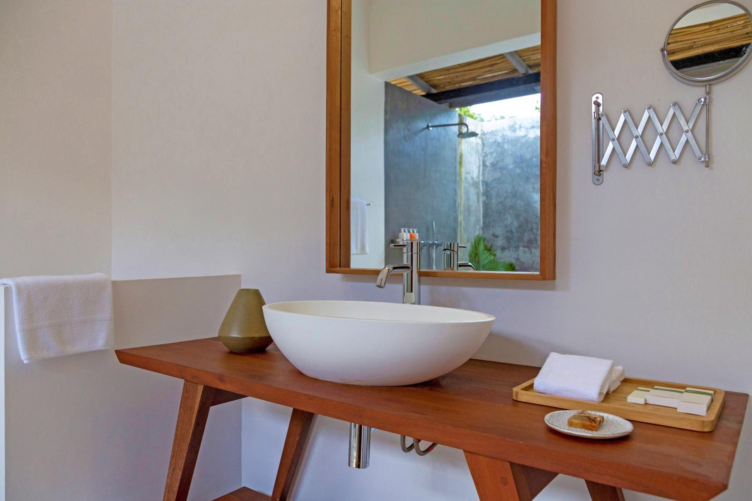 Deluxe Double Room with Sea View - Photo 3