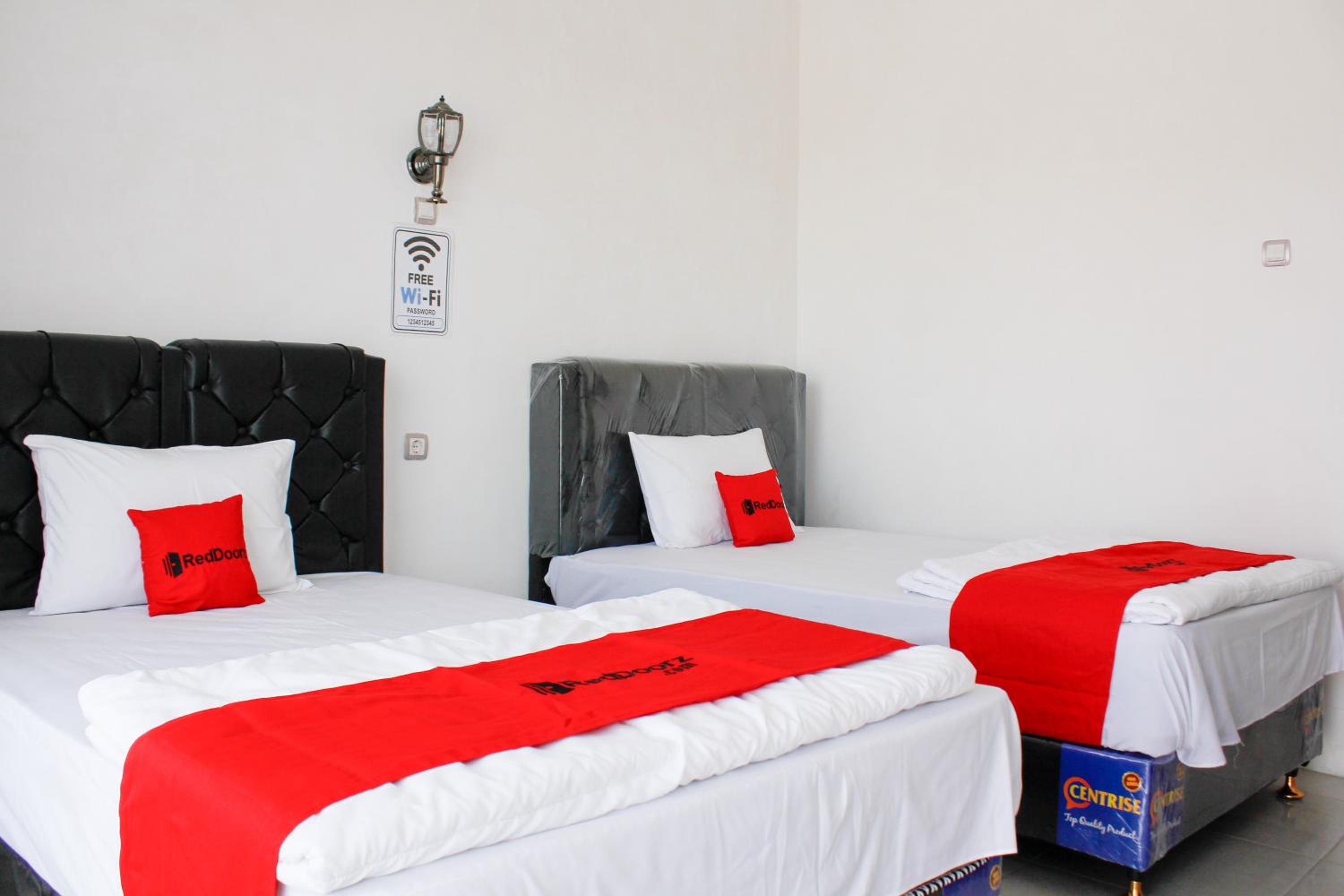 Deluxe Twin Room - Photo 11