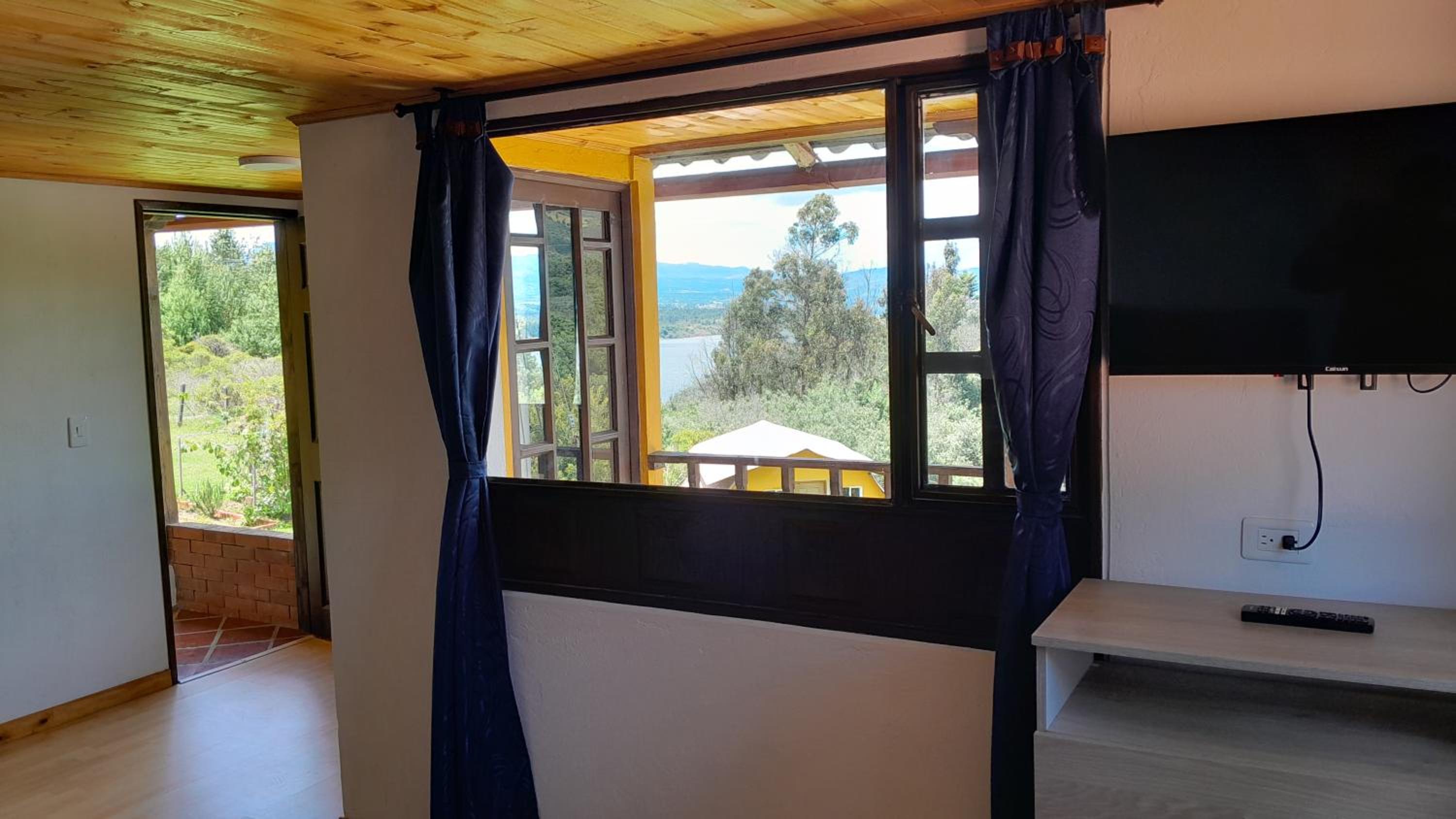 Family Room with Lake View photo 3