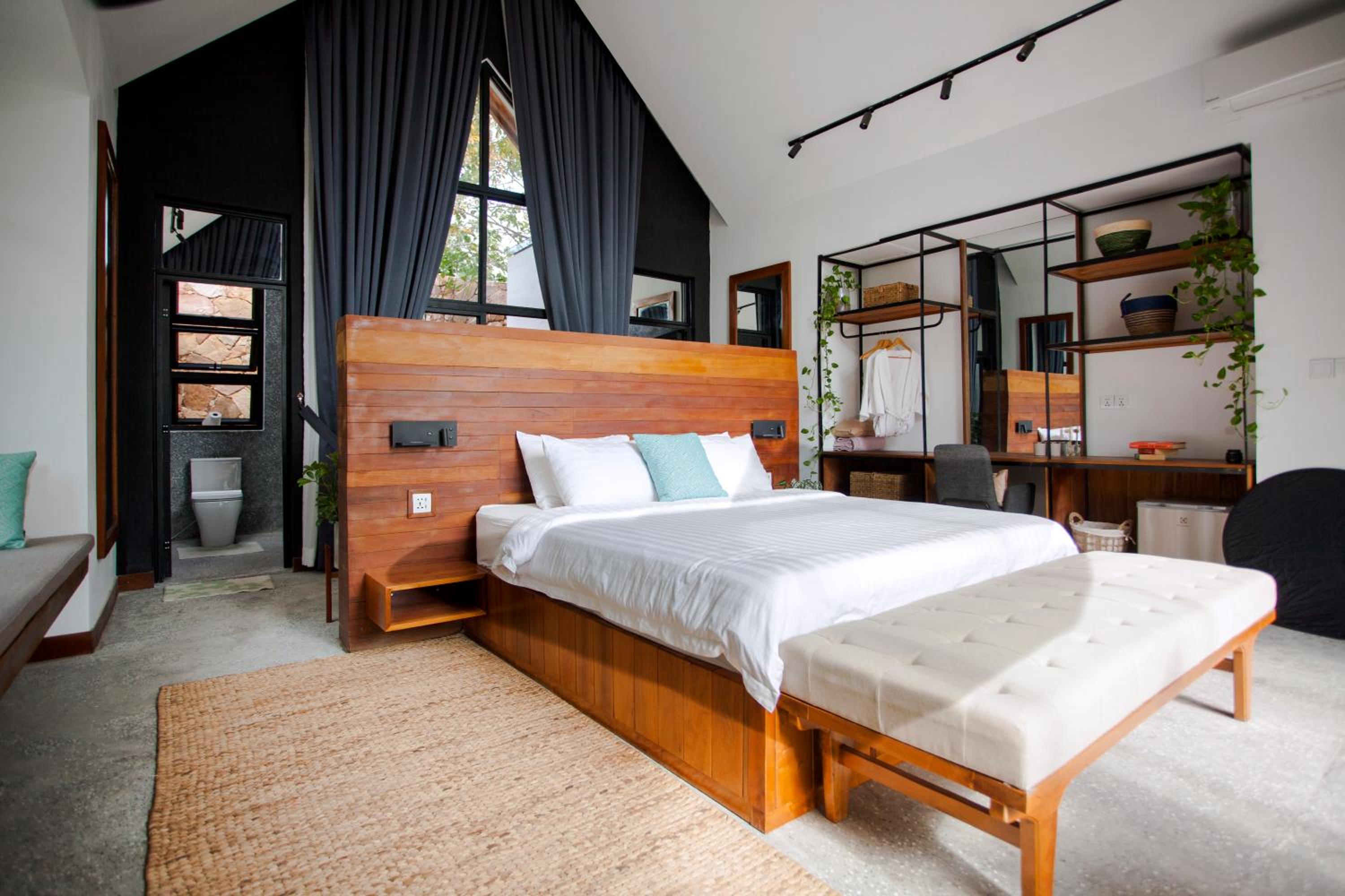Three-Bedroom House - Photo 2