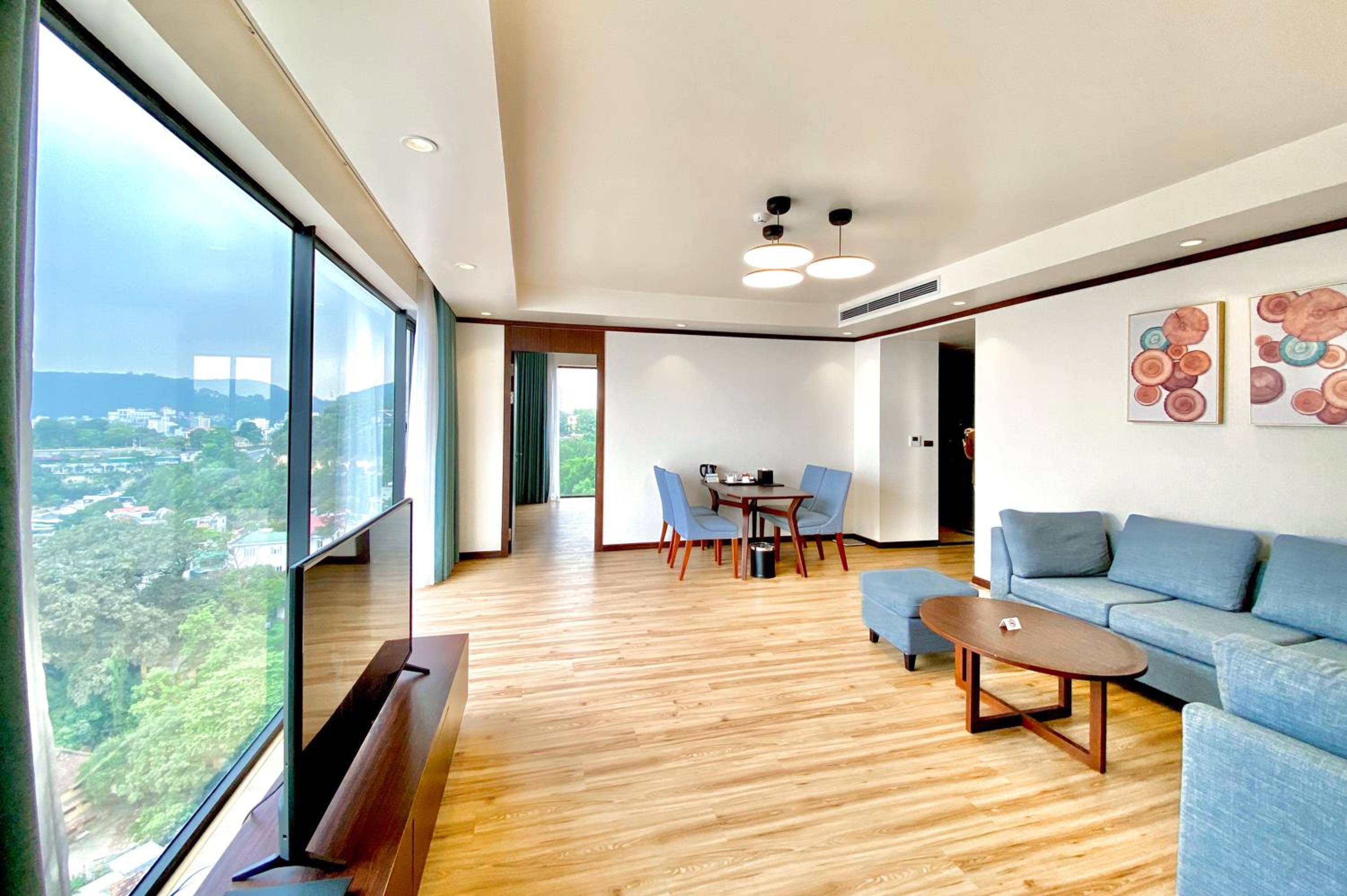 Two-Bedroom Family Suite with King and Two Twin Beds - Non-Smoking photo 2