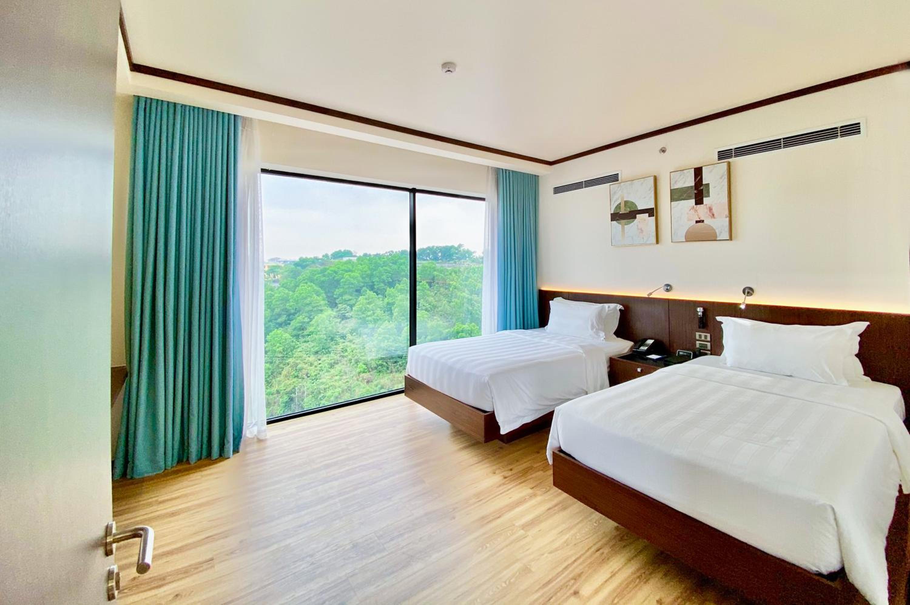 Two-Bedroom Family Suite with King and Two Twin Beds - Non-Smoking photo 3