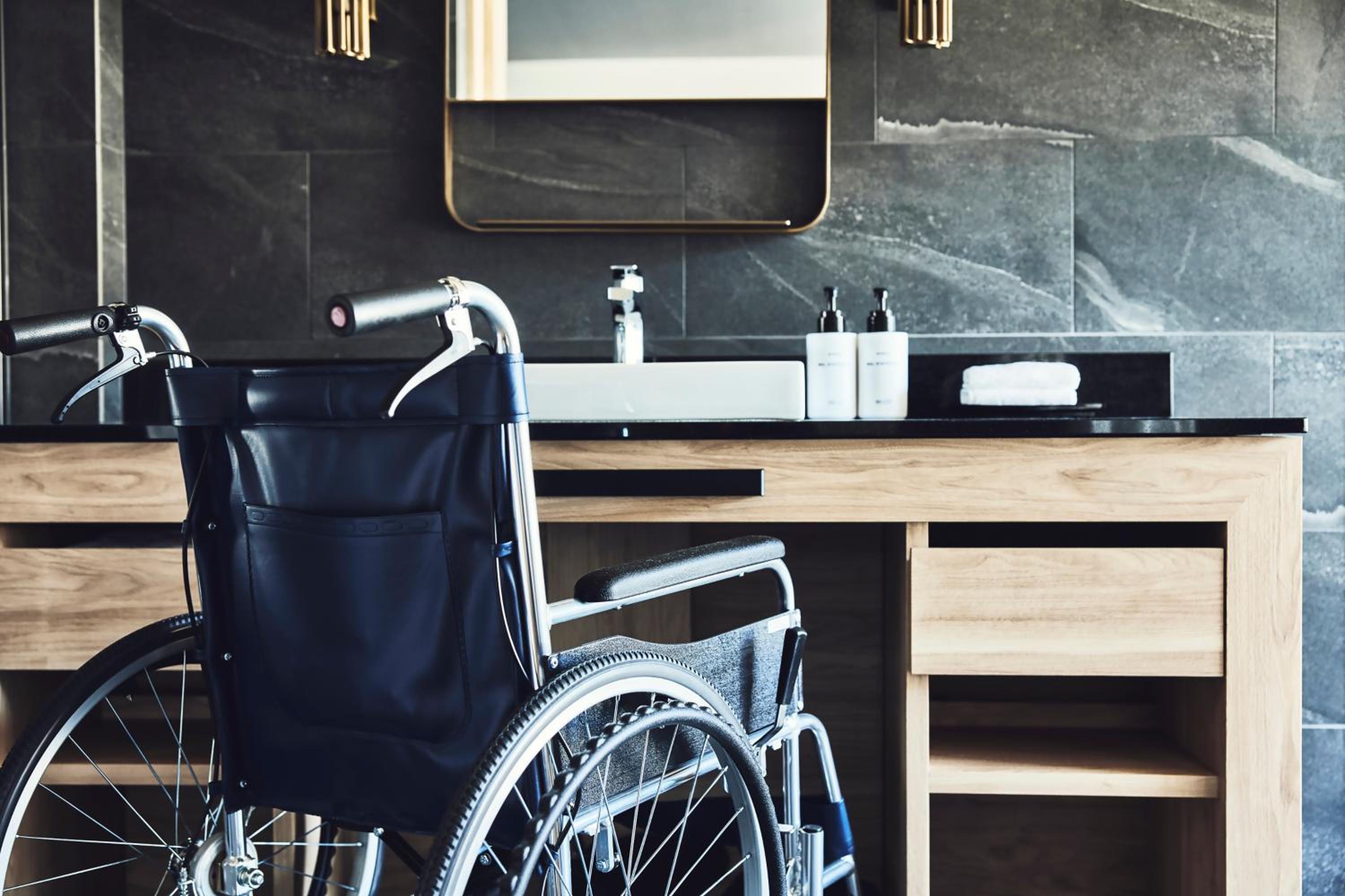 Twin Room with Private Garden - Disability Access - Photo 10