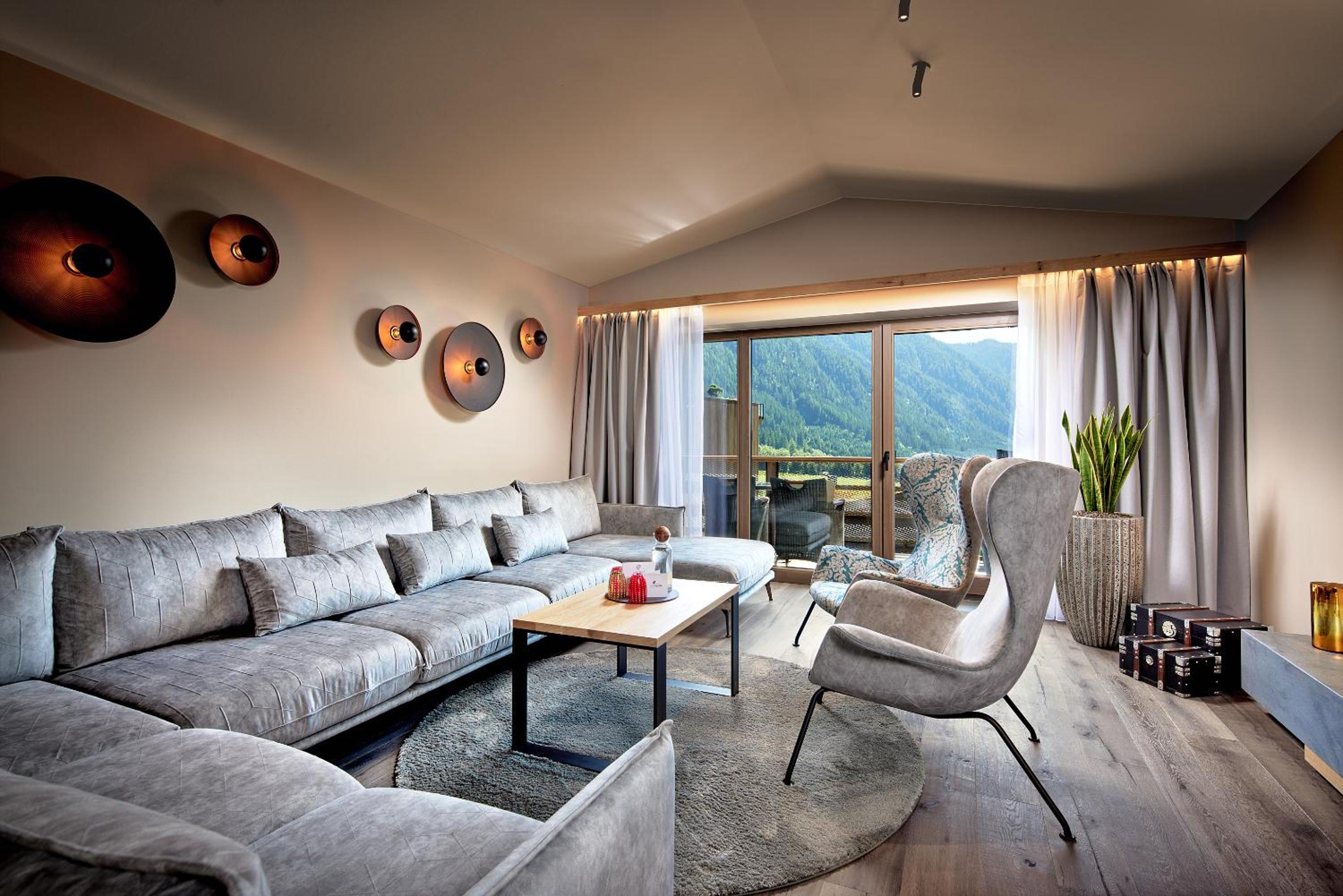 Family Room (2 Adults + 2 Children)