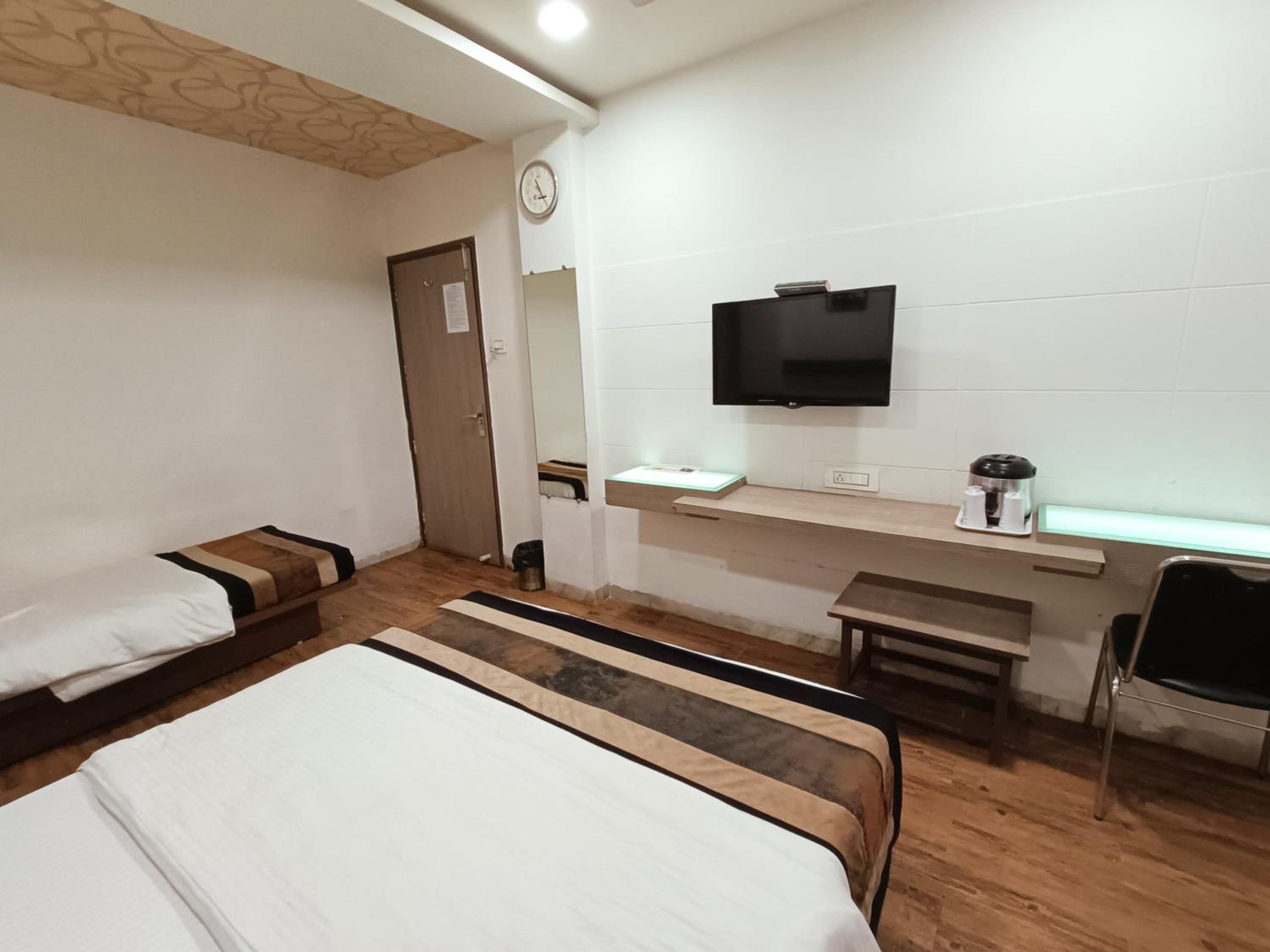 Deluxe Triple Room - Photo 9