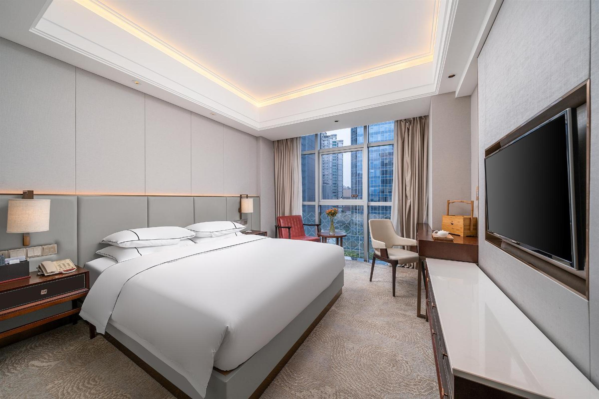 Smart Queen Room