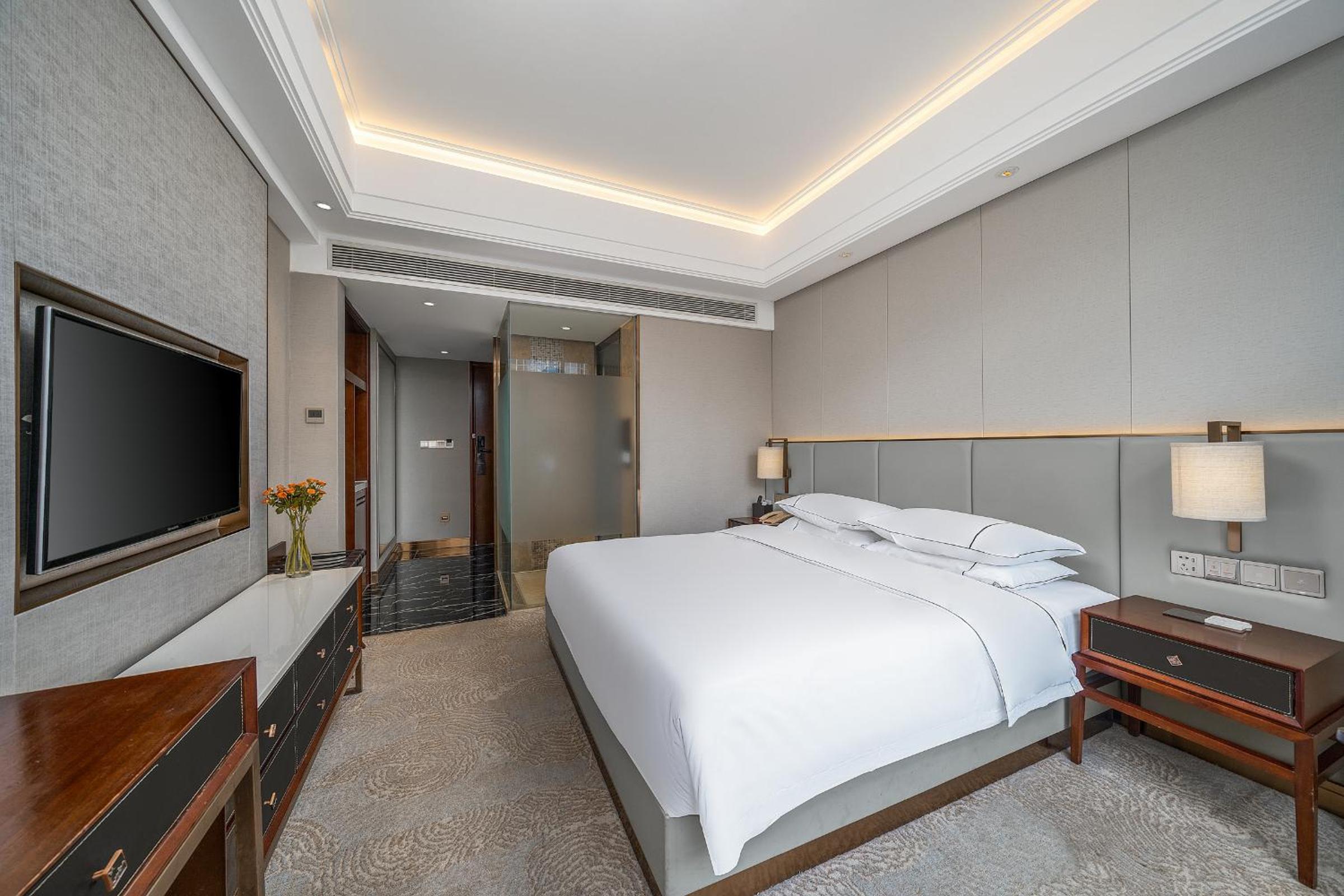 Deluxe Queen Room