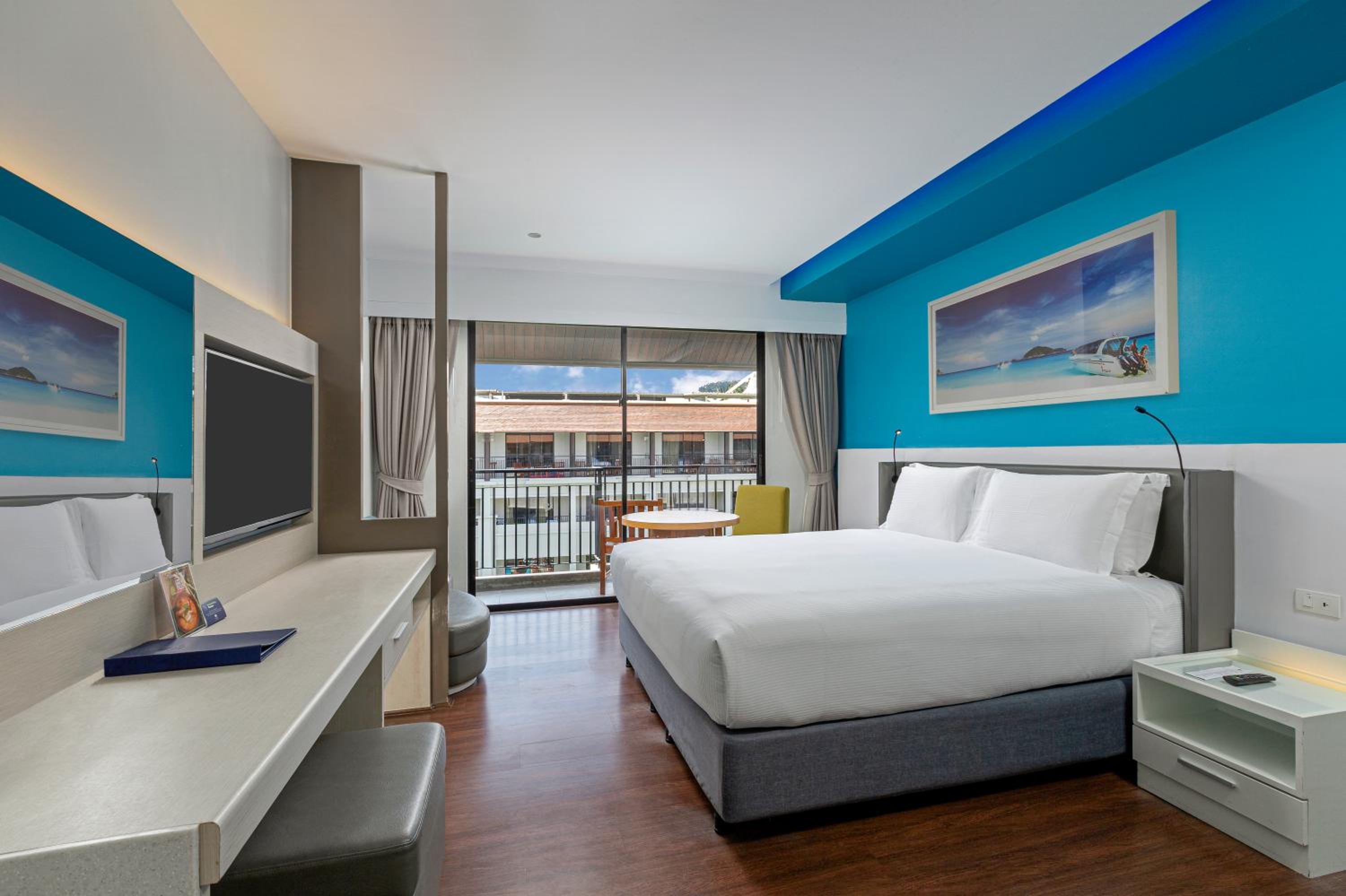 Deluxe Plus King Room With Balcony - Photo 1