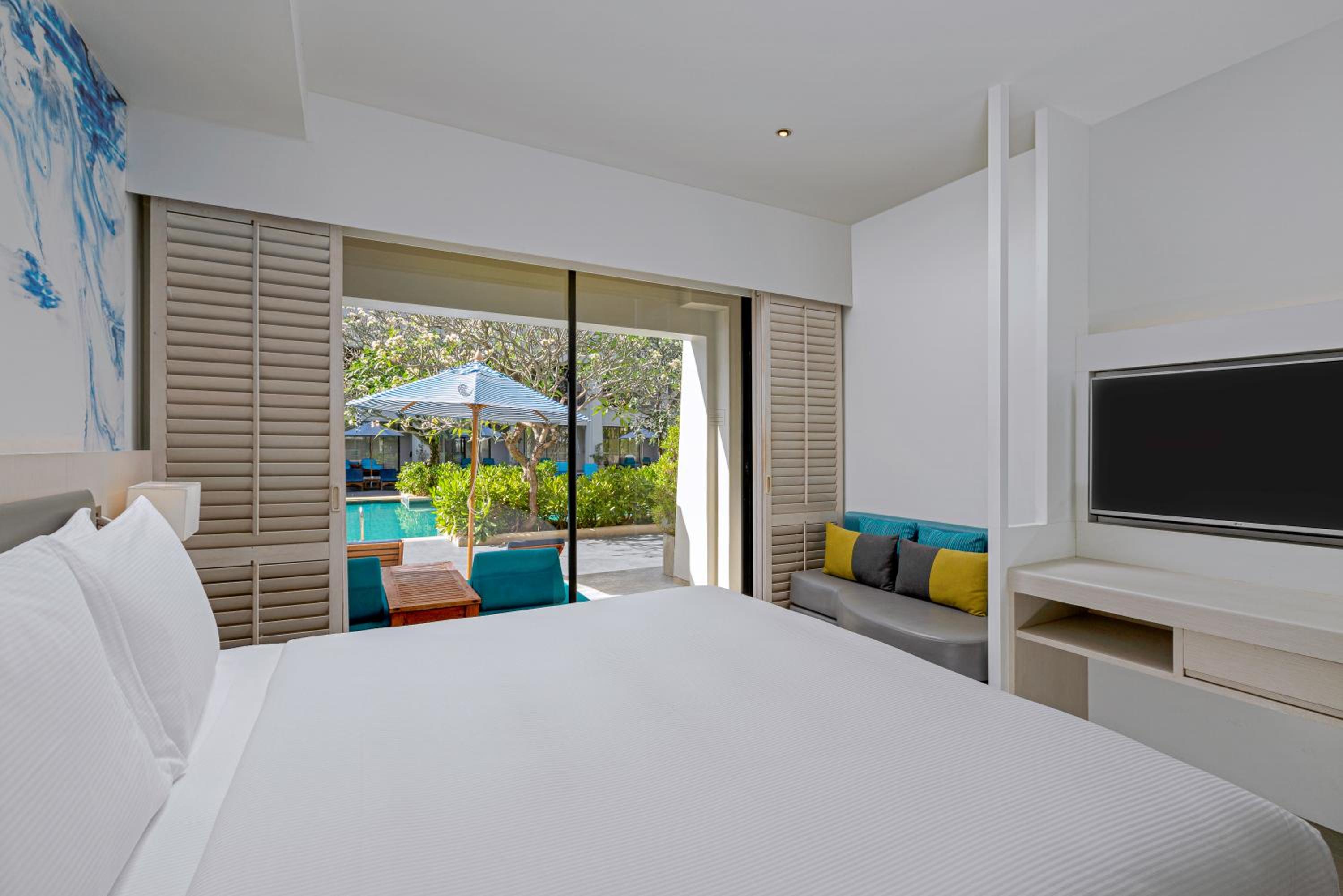 Deluxe Plus King Room With Pool Side - Photo 3