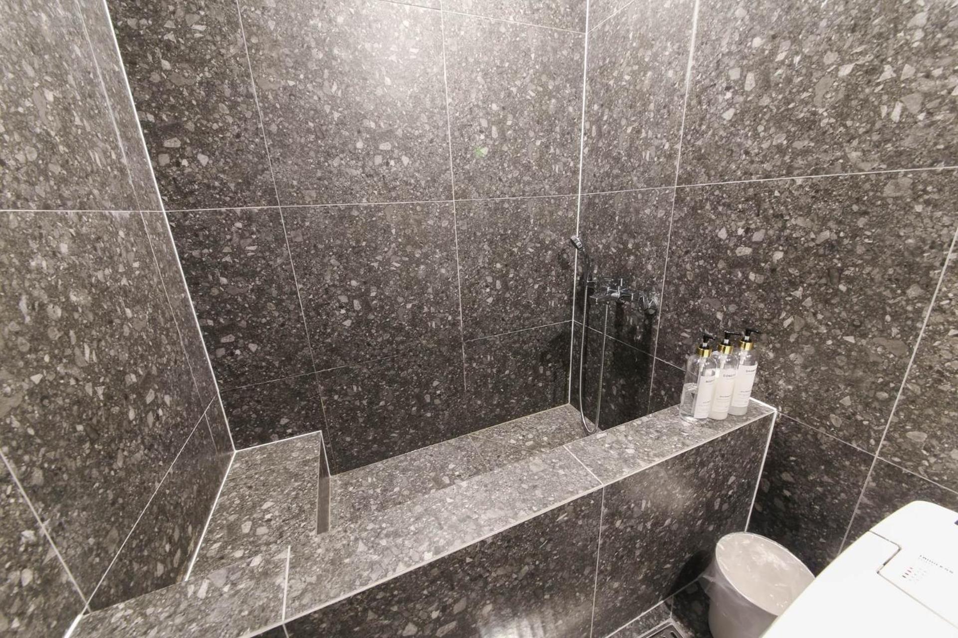 Deluxe Double Room with Bath - Photo 7